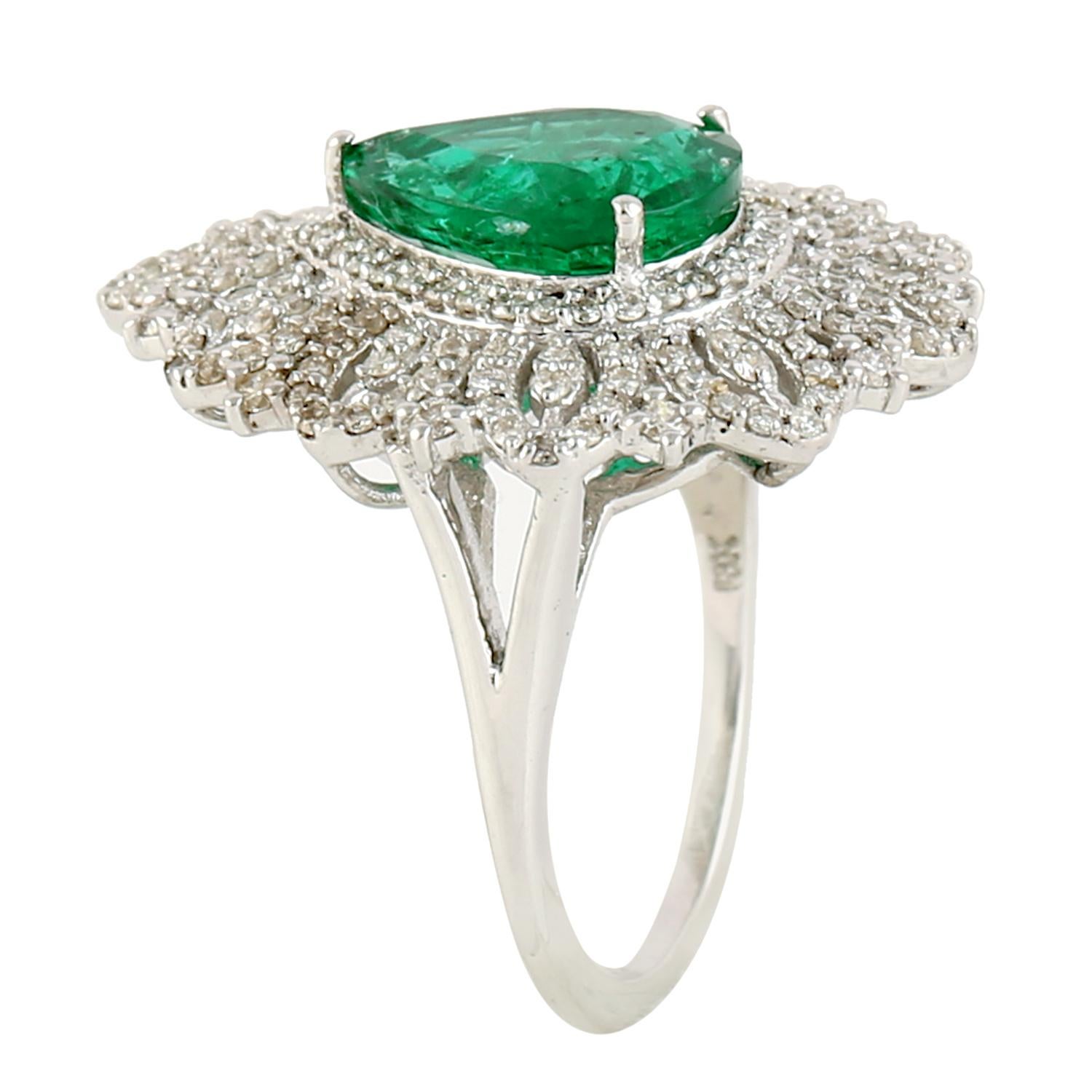 Contemporary 2.98 ct Pear Shaped Zambian Emerald Ring With Diamonds Made in 18k White Gold For Sale