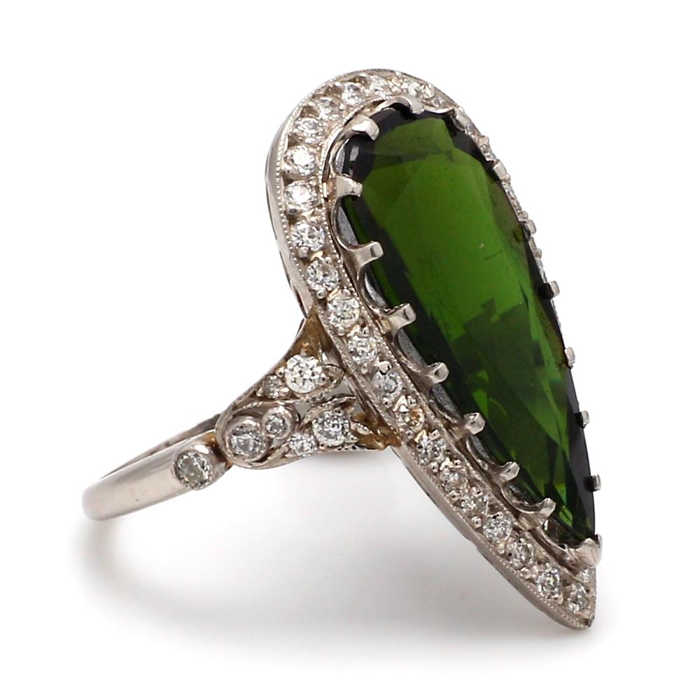 Anello in oro bianco 18K con tormalina verde taglio pera e diamanti bianchi rotondi

Questo straordinario anello in oro bianco 18 carati presenta una tormalina verde da 5,5 carati con taglio a pera, circondata da 81 diamanti bianchi rotondi. Misura