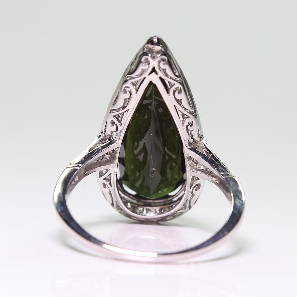 Anello con tormalina verde a forma di pera e accenti di diamanti rotondi In condizioni ottime in vendita a Scottsdale, AZ