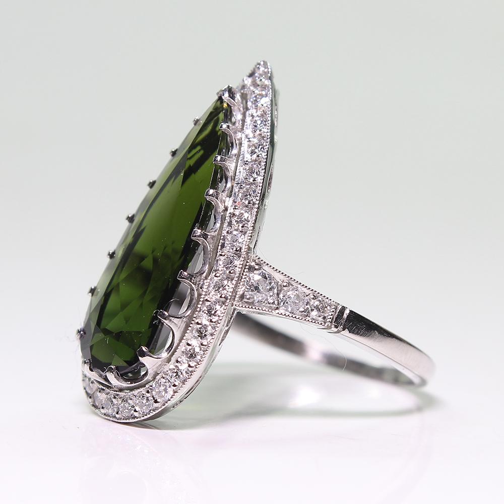 Donna Anello con tormalina verde a forma di pera e accenti di diamanti rotondi in vendita