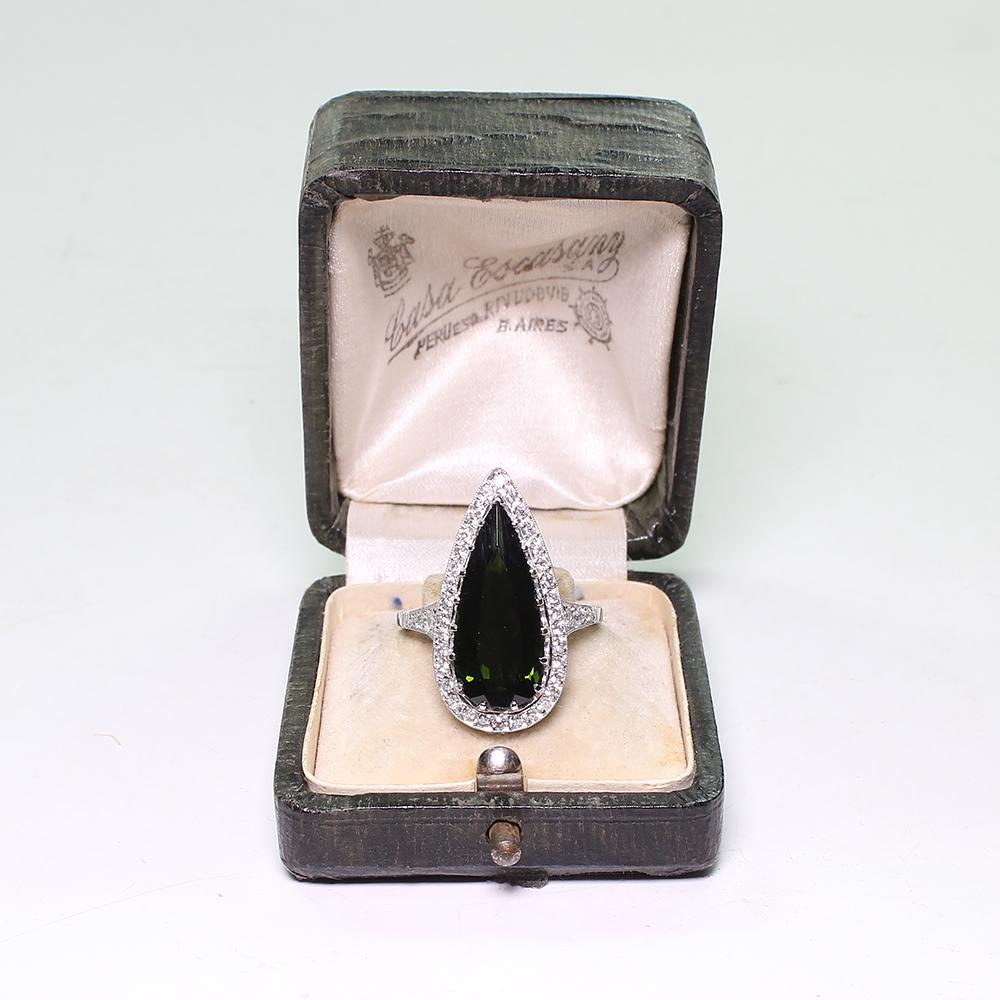 Anello con tormalina verde a forma di pera e accenti di diamanti rotondi in vendita 2