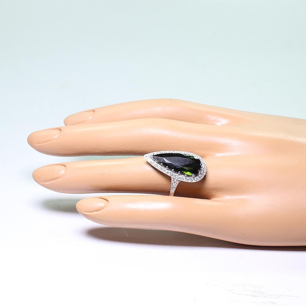 Anello con tormalina verde a forma di pera e accenti di diamanti rotondi in vendita 3