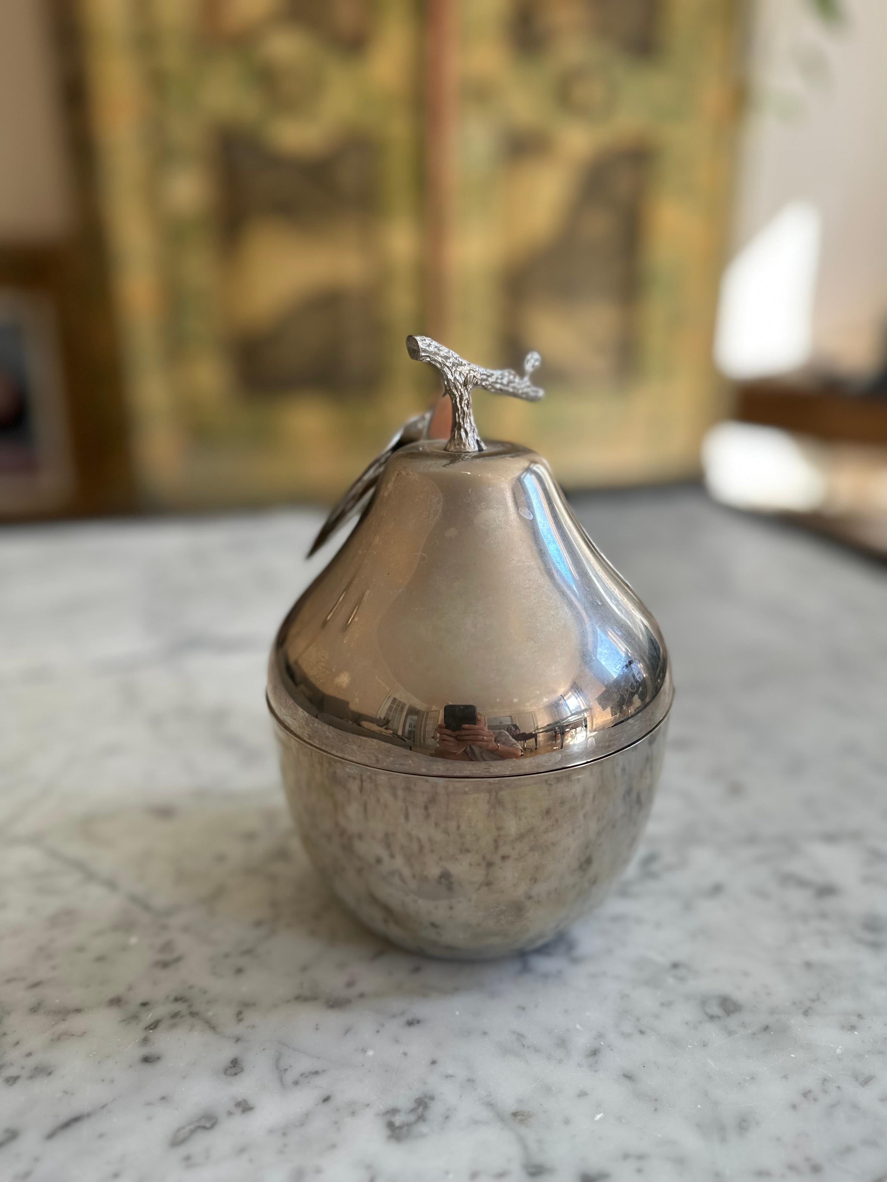 ntroducing a timeless piece of the 1970s, this Pear-shaped Ice Cooler from the Turnwald Collection is a true gem. Designed in the Hollywood Regency style, it encapsulates the glamour and elegance of that era.

Crafted from silver-colored plastic,