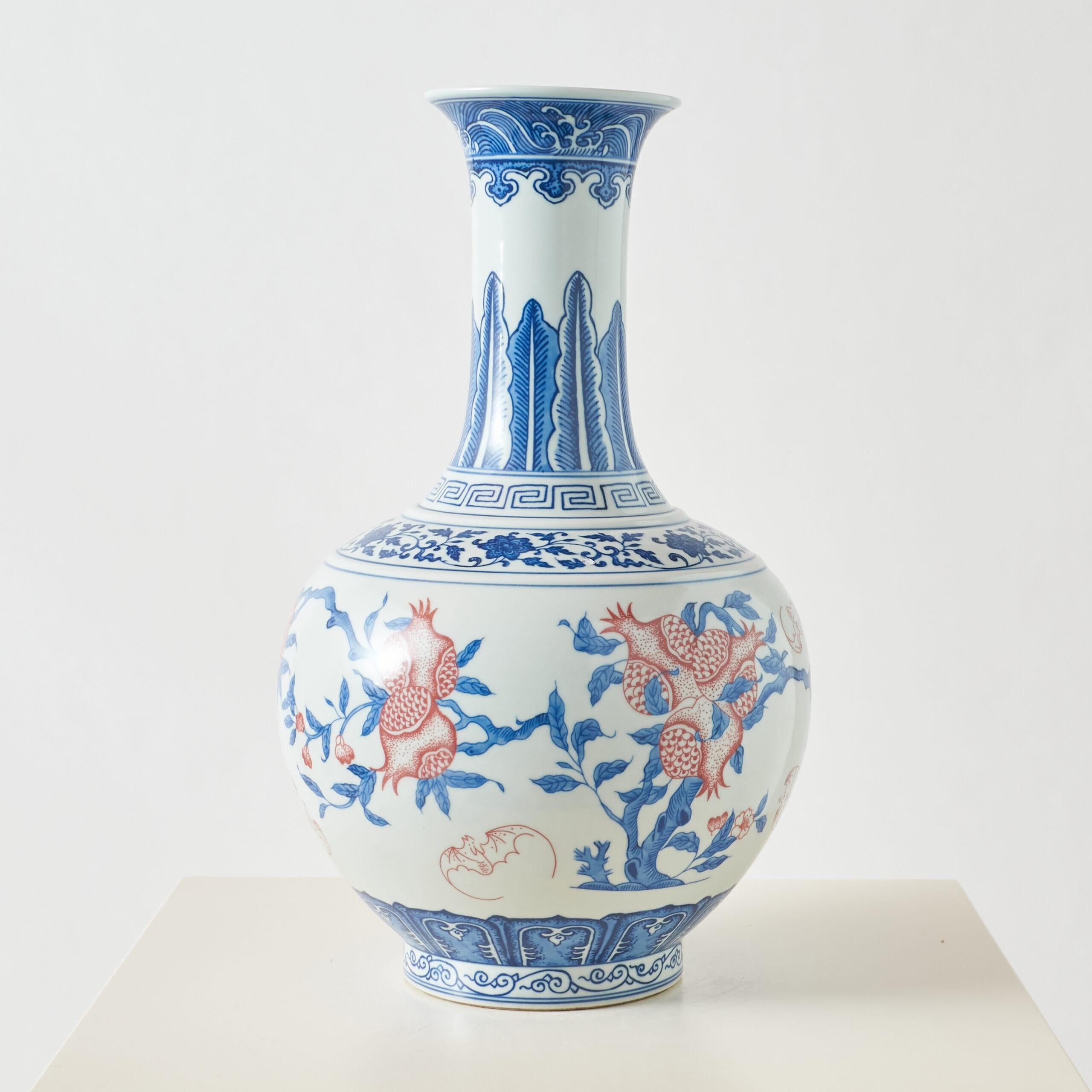 Eisen Rot Blau & Weiß Porzellan Vase

Diese chinesische birnenförmige Porzellanvase zeigt eine harmonische Mischung aus klassischer blau-weißer Unterglasur und eisenroter Verzierung. Dieses Stück ist mit Granatapfelmotiven und Fledermäusen verziert,