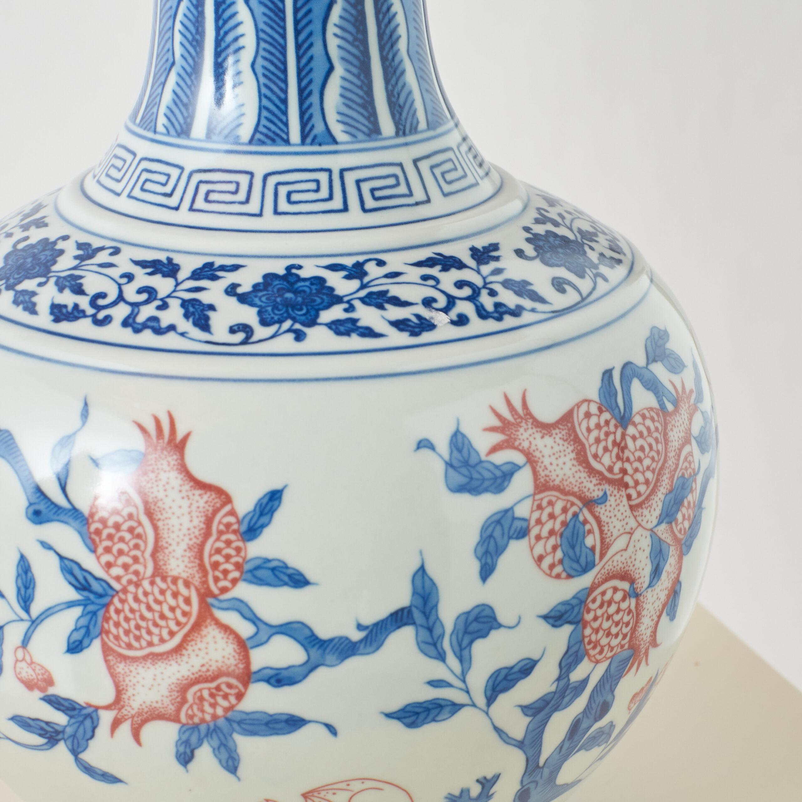 Birnenförmige eisenrote blau-weiße Porzellanvase im Zustand „Gut“ im Angebot in San Francisco, CA