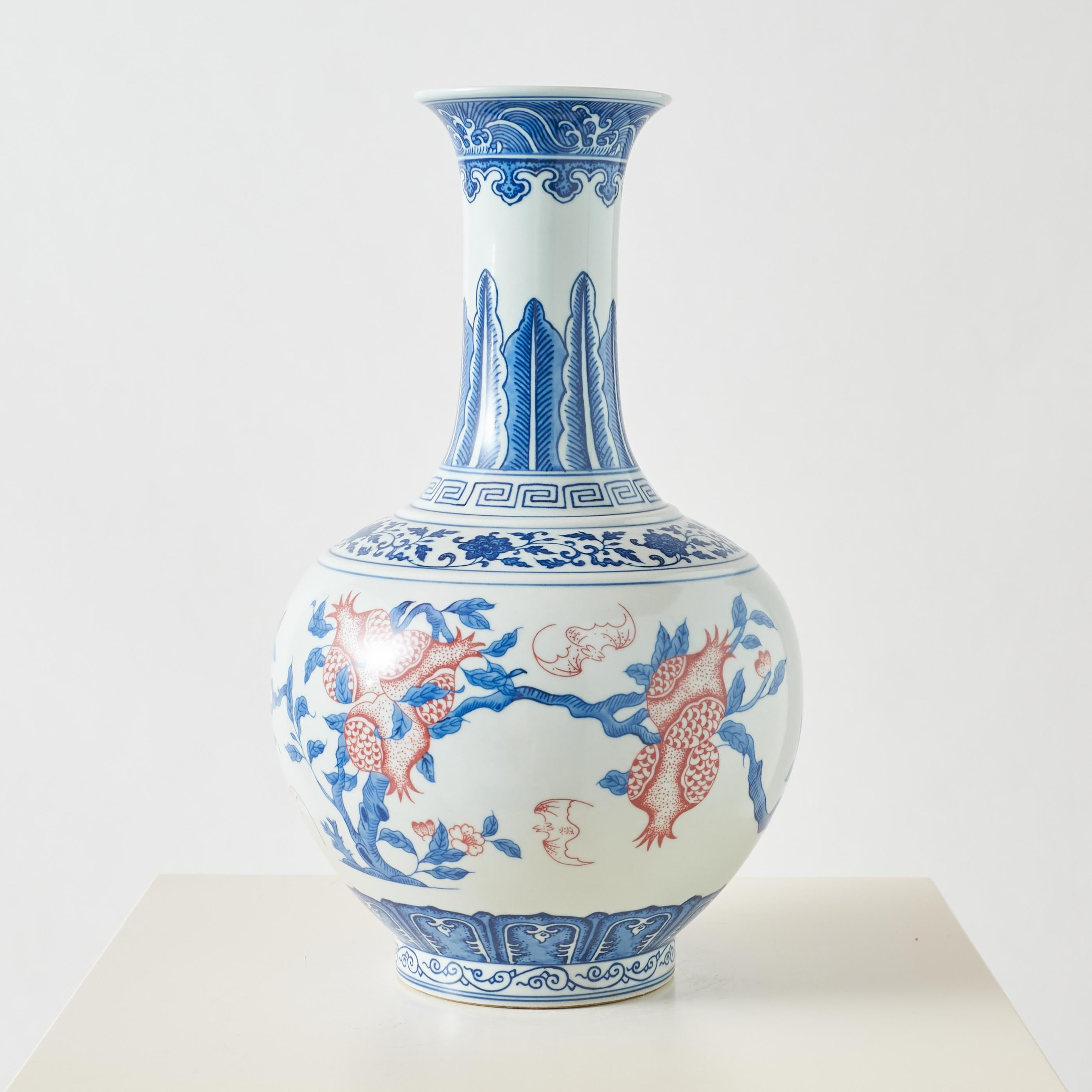 Vaso di porcellana a forma di pera in ferro rosso blu e bianco In condizioni buone in vendita a San Francisco, CA