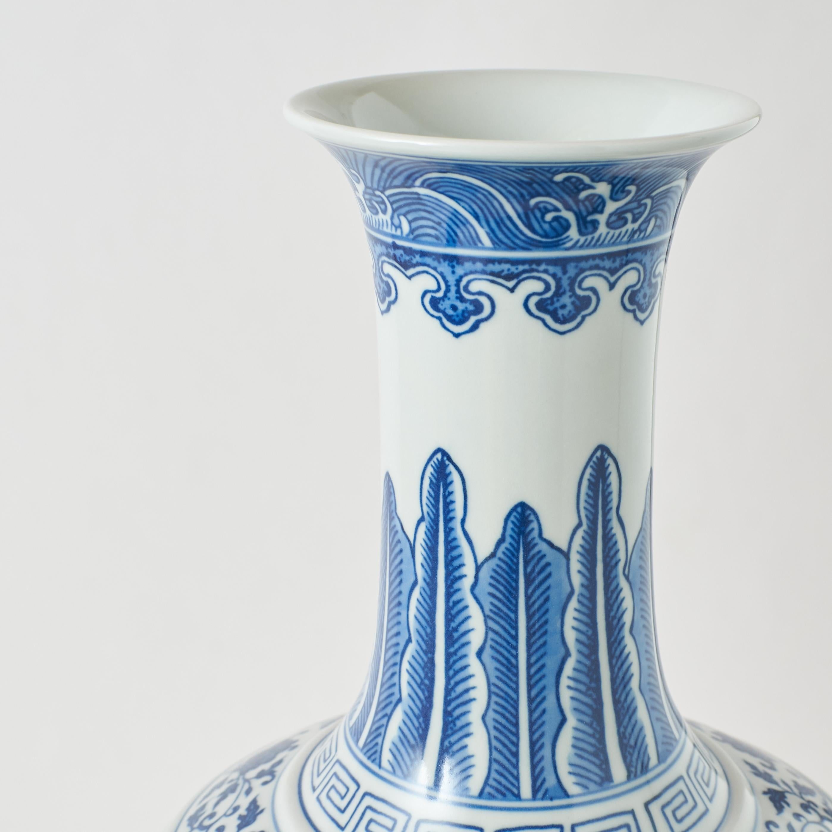 Porcellana Vaso di porcellana a forma di pera in ferro rosso blu e bianco in vendita