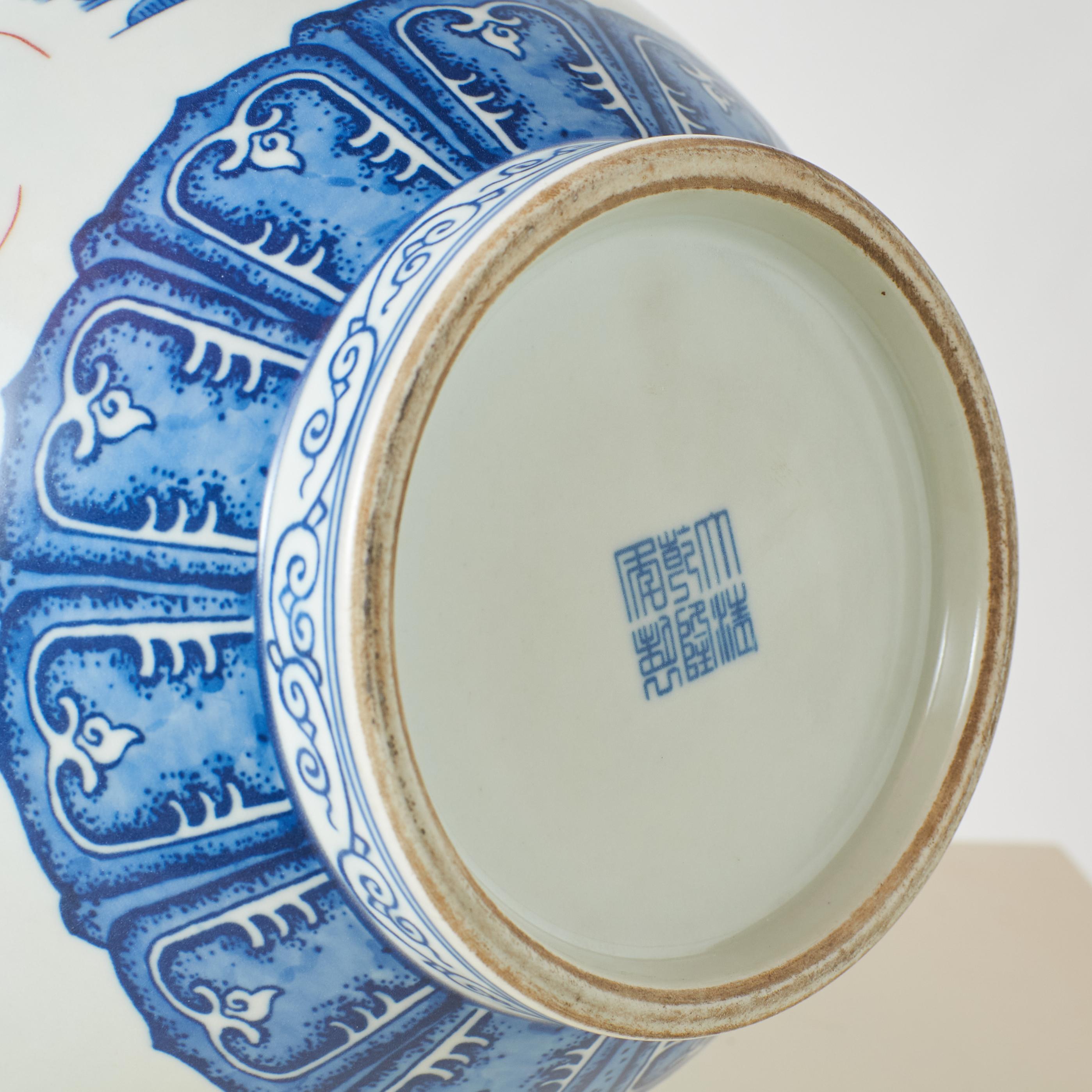 Vaso di porcellana a forma di pera in ferro rosso blu e bianco in vendita 1