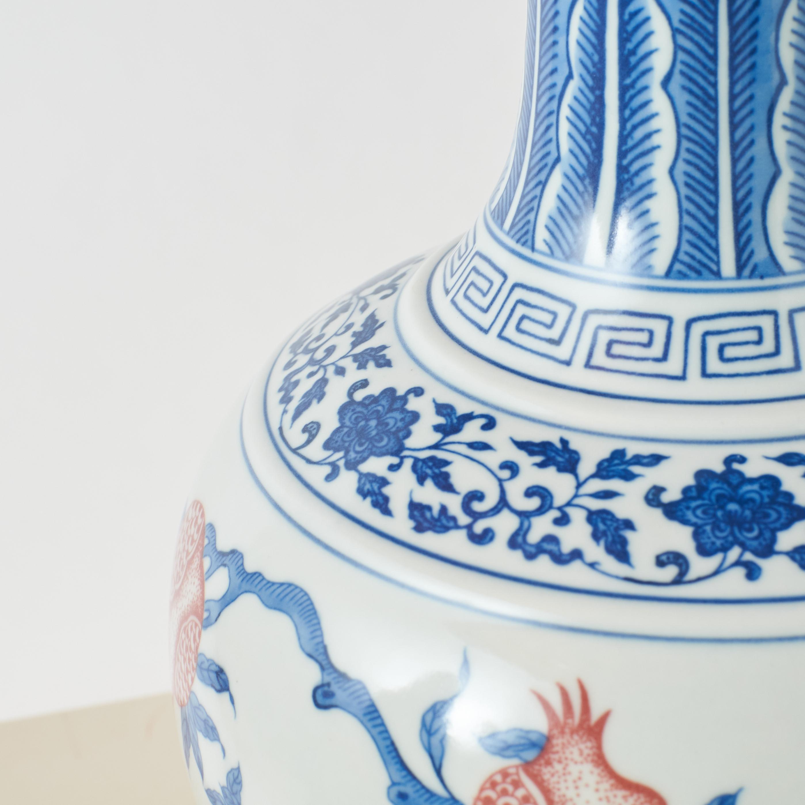 Vaso di porcellana a forma di pera in ferro rosso blu e bianco in vendita 2