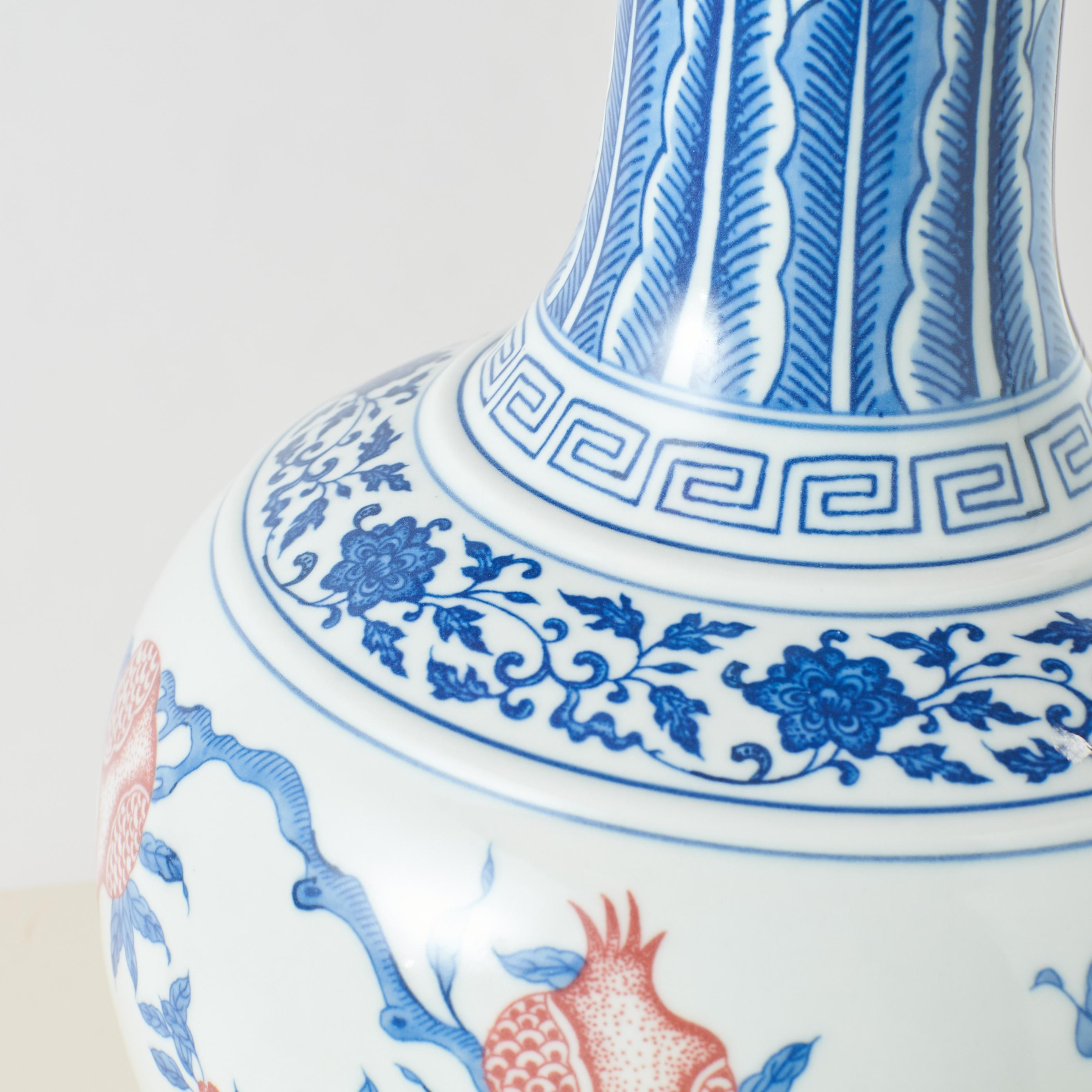 Vaso di porcellana a forma di pera in ferro rosso blu e bianco in vendita 3