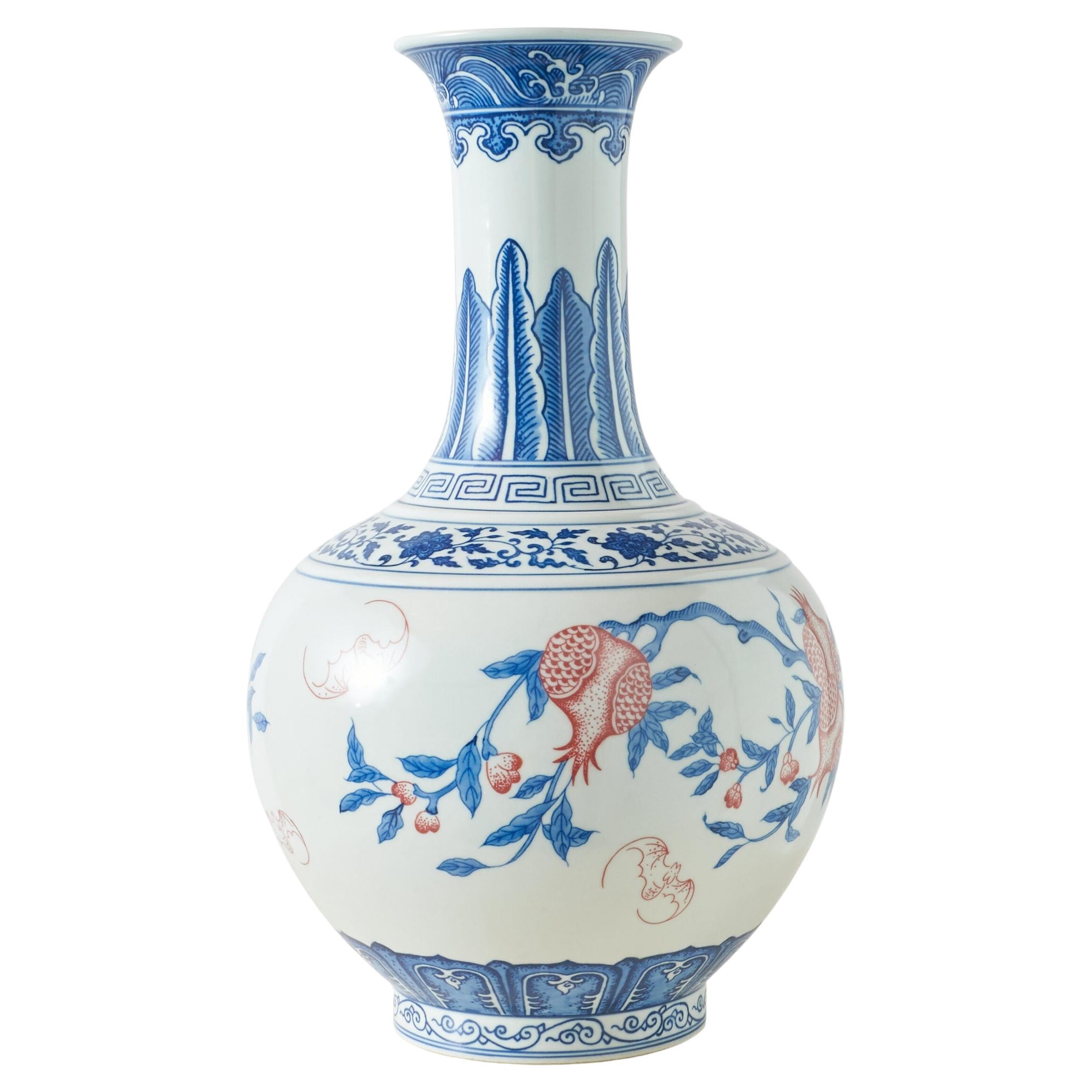 Birnenförmige eisenrote blau-weiße Porzellanvase im Angebot