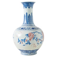 Birnenförmige eisenrote blau-weiße Porzellanvase