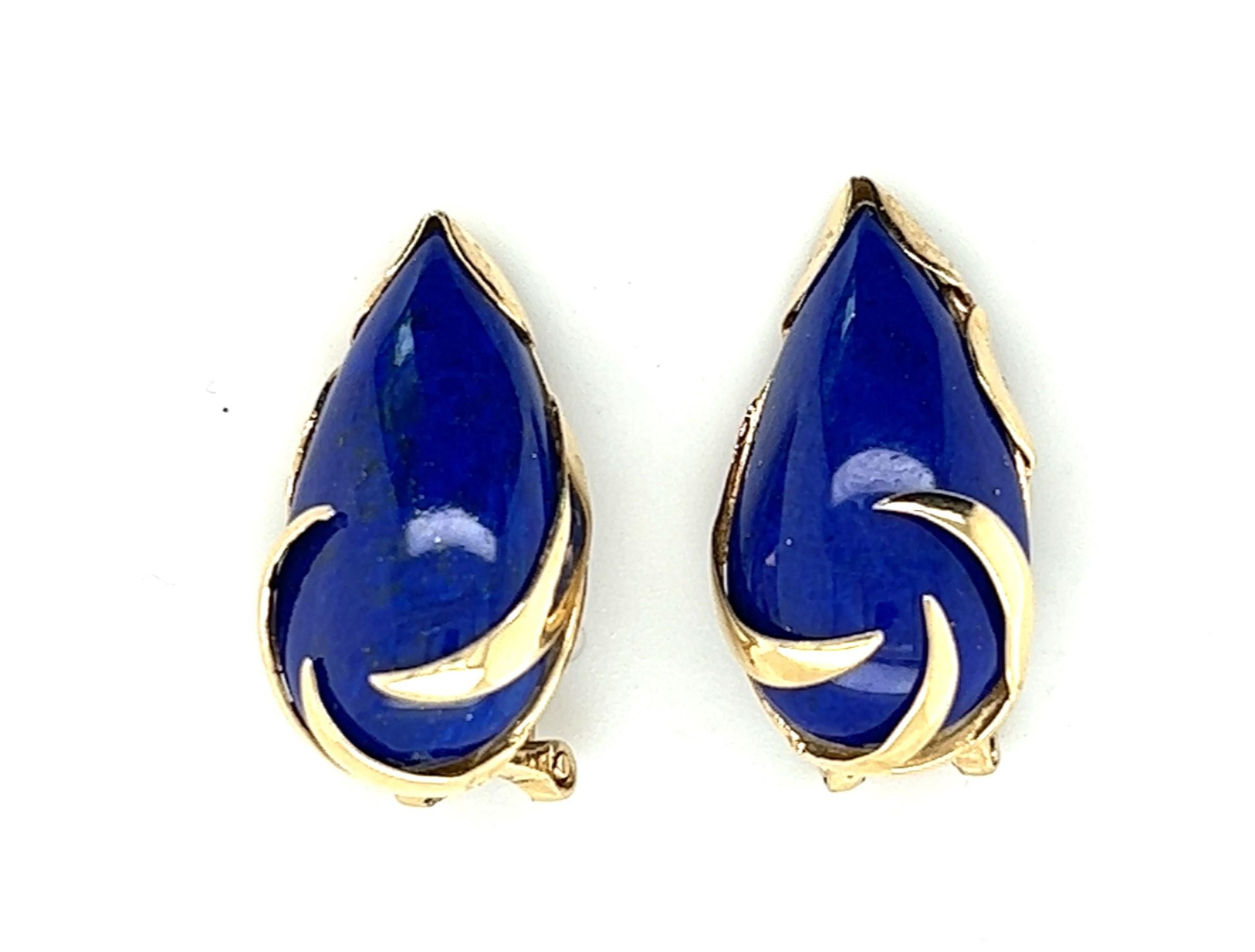 Diese Ohrringe aus 14-karätigem Gelbgold und birnenförmigen Lapislazuli-Cabochons sind auf der Vorderseite der Steine mit Gold umwickelt, was ihnen einen eleganten und raffinierten Look verleiht. Der tiefblaue Lapislazuli hatte durch die farbigen