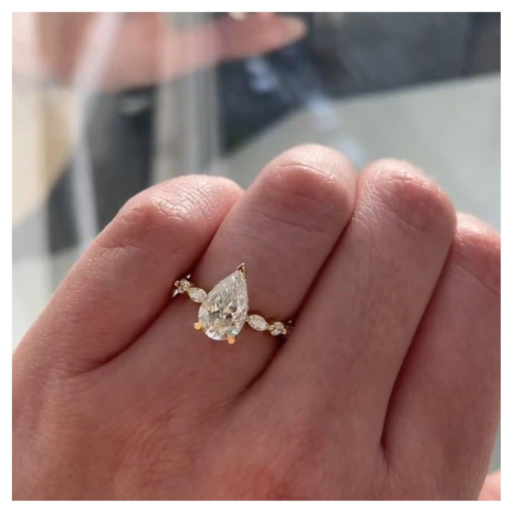 Birnenförmiger Moissanit Ring 925 Sterling Silber Halbe Ewigkeit Versprechen Ring Geschenk im Angebot