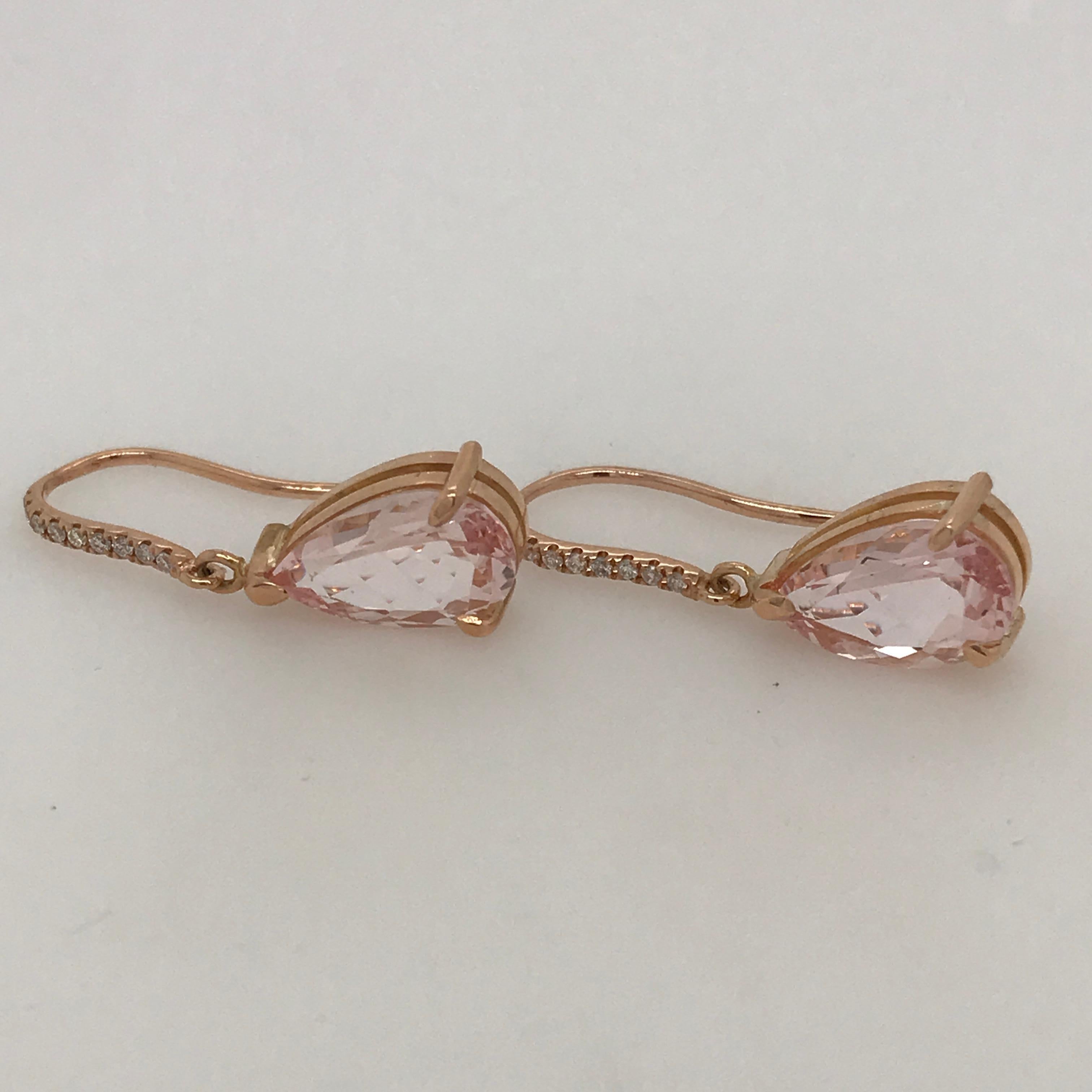 18ct rose gold pear shaped morganite and diamond drop earrings.
2 pear shaped morganites totalling 4.43ct and 18 brilliant cut diamonds totalling 0.10ct
The diamonds are claw set into the shepherds hooks and the morganites are set in 3 claw setting