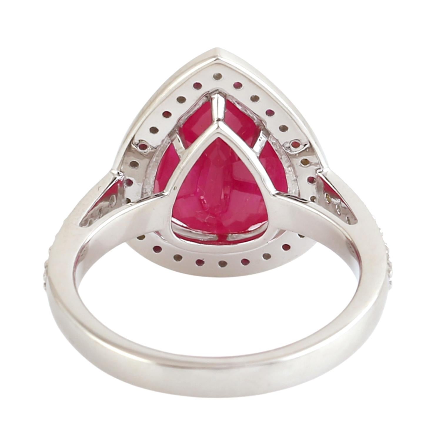 Anillo de cóctel de rubí de Mozambique en forma de pera con diamantes engastados en oro blanco de 14k Art Decó en venta