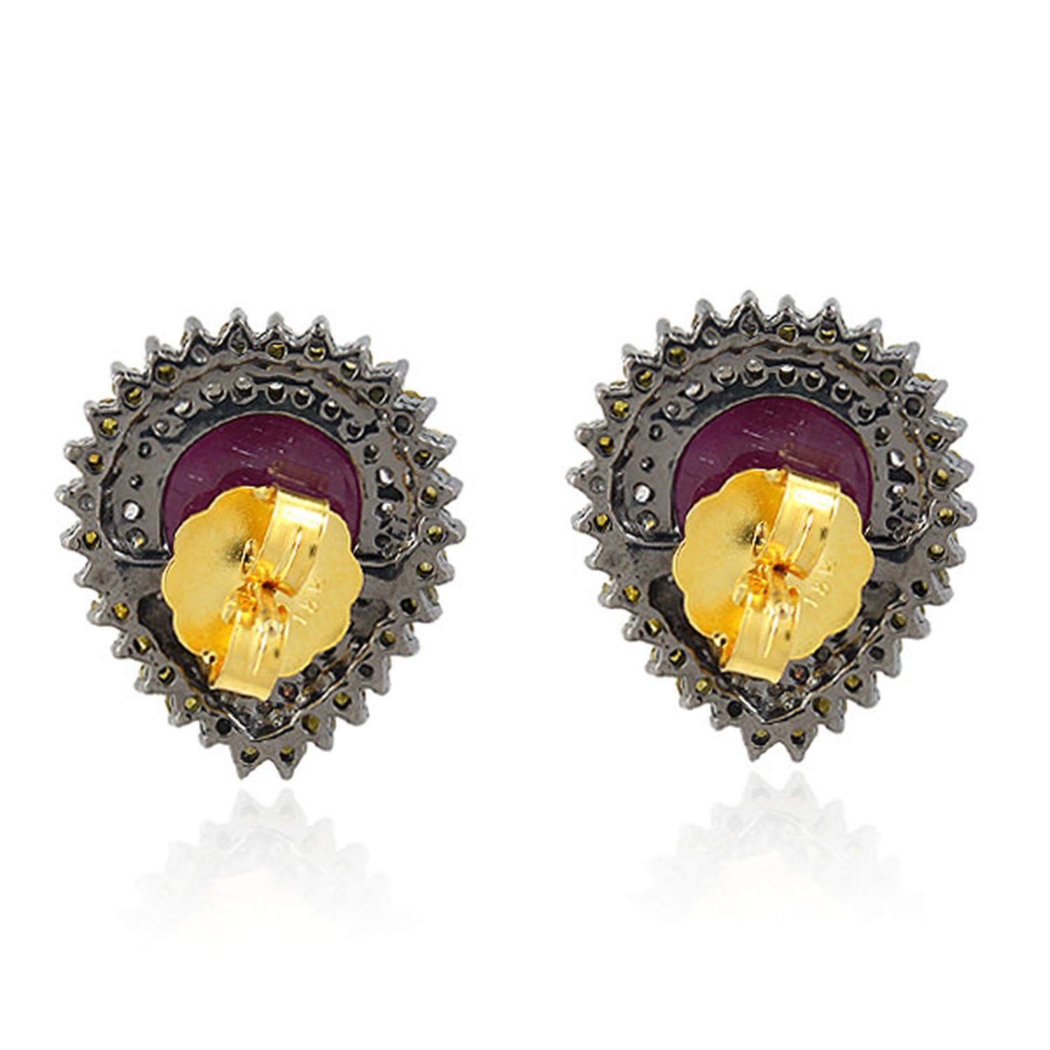 Art Déco Borchie minimali in rubino del Mozambico a forma di pera con diamanti in oro giallo 18 carati in vendita