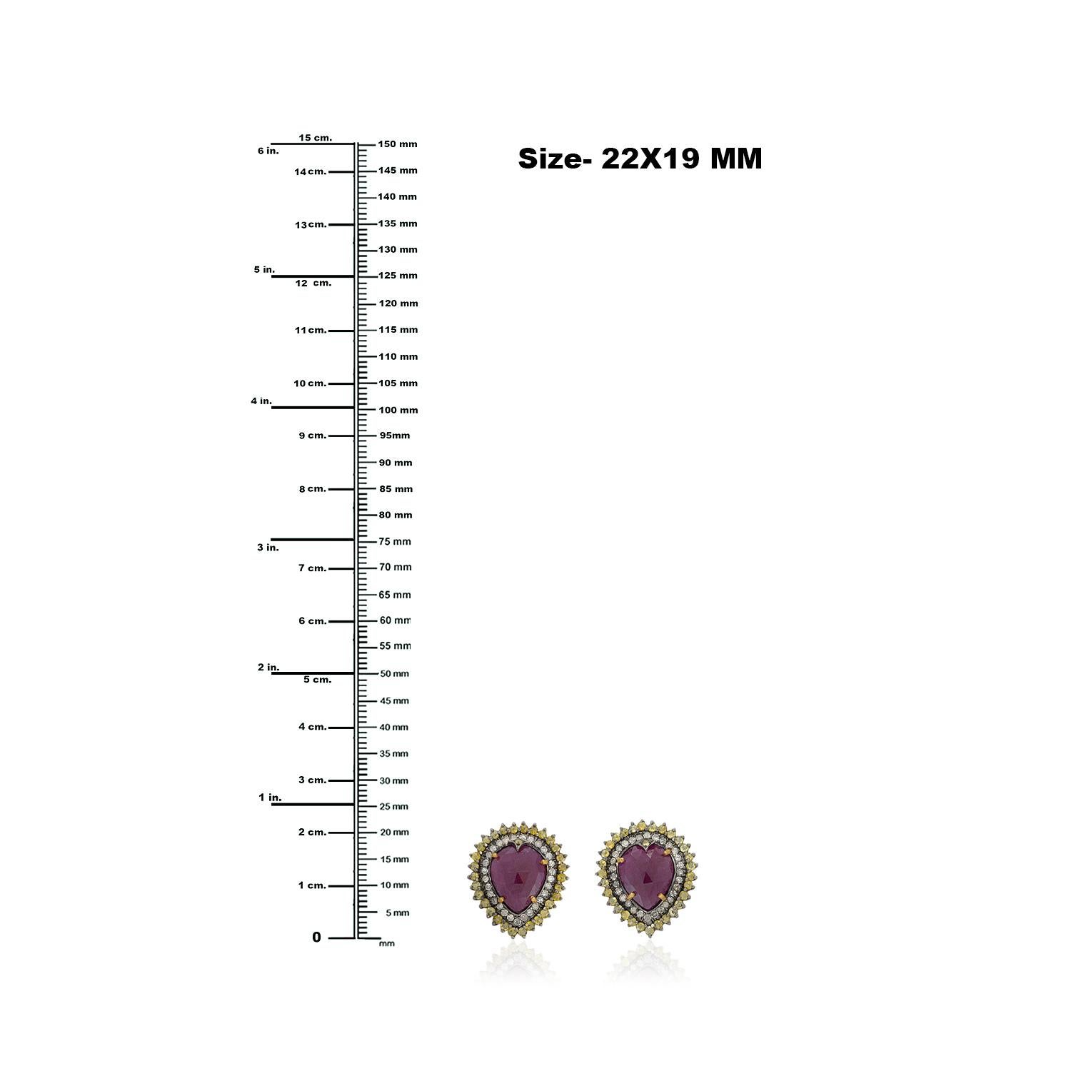 Taglio misto Borchie minimali in rubino del Mozambico a forma di pera con diamanti in oro giallo 18 carati in vendita