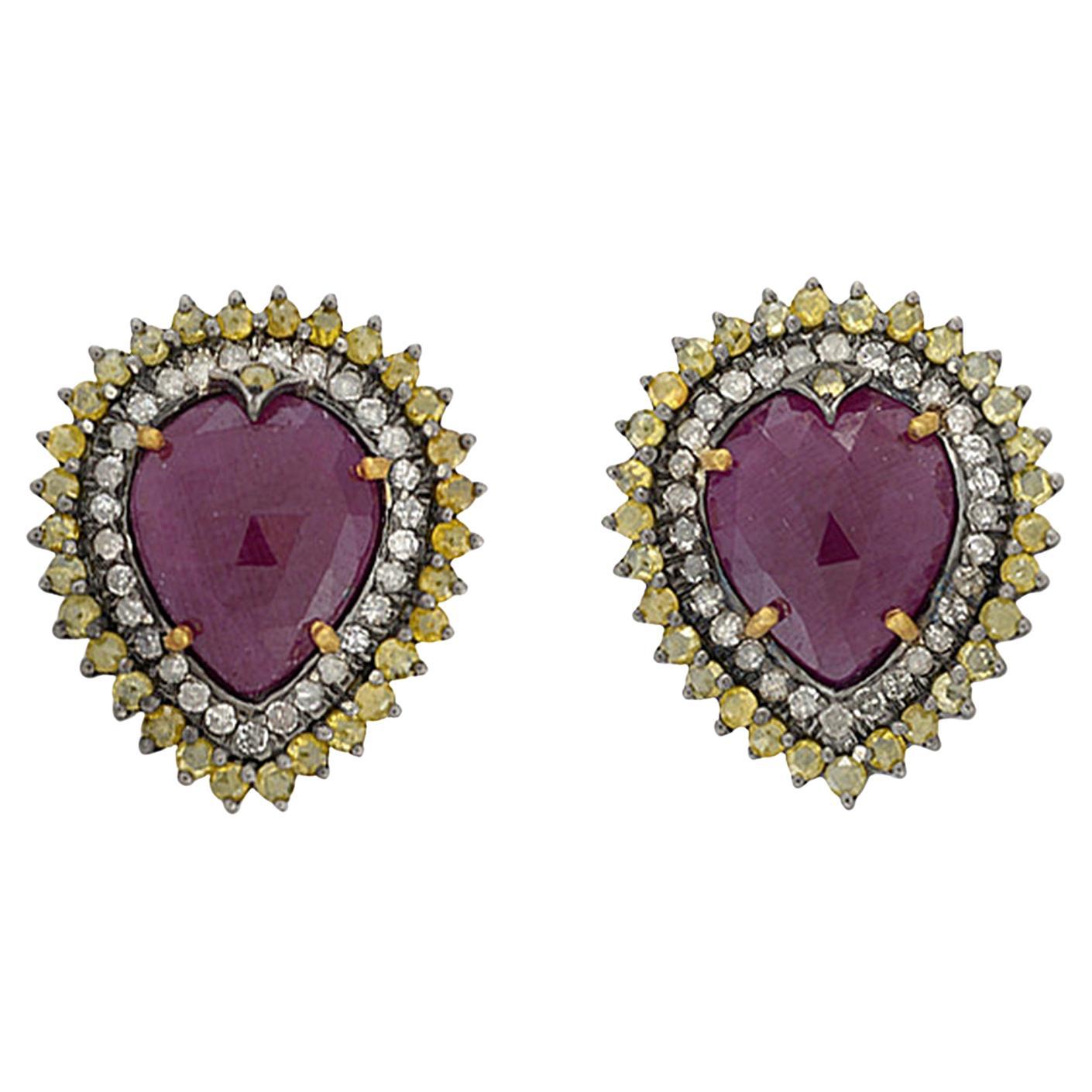 Boucles d
oreilles minimales en or jaune 18 carats avec rubis du Mozambique en forme de poire et diamants
