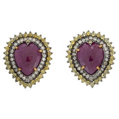 Borchie minimali in rubino del Mozambico a forma di pera con diamanti in oro giallo 18 carati