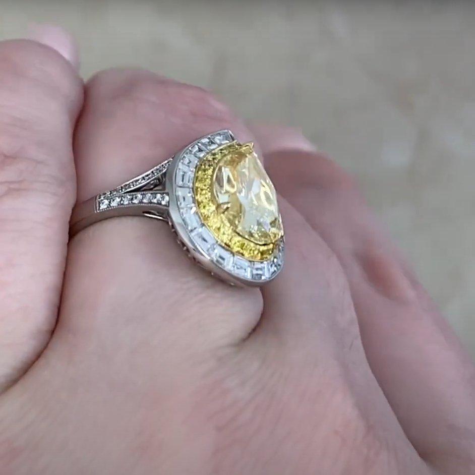 Diamante giallo naturale a forma di pera (GIA circa 2,70 carati) Platino In condizioni ottime in vendita a New York, NY