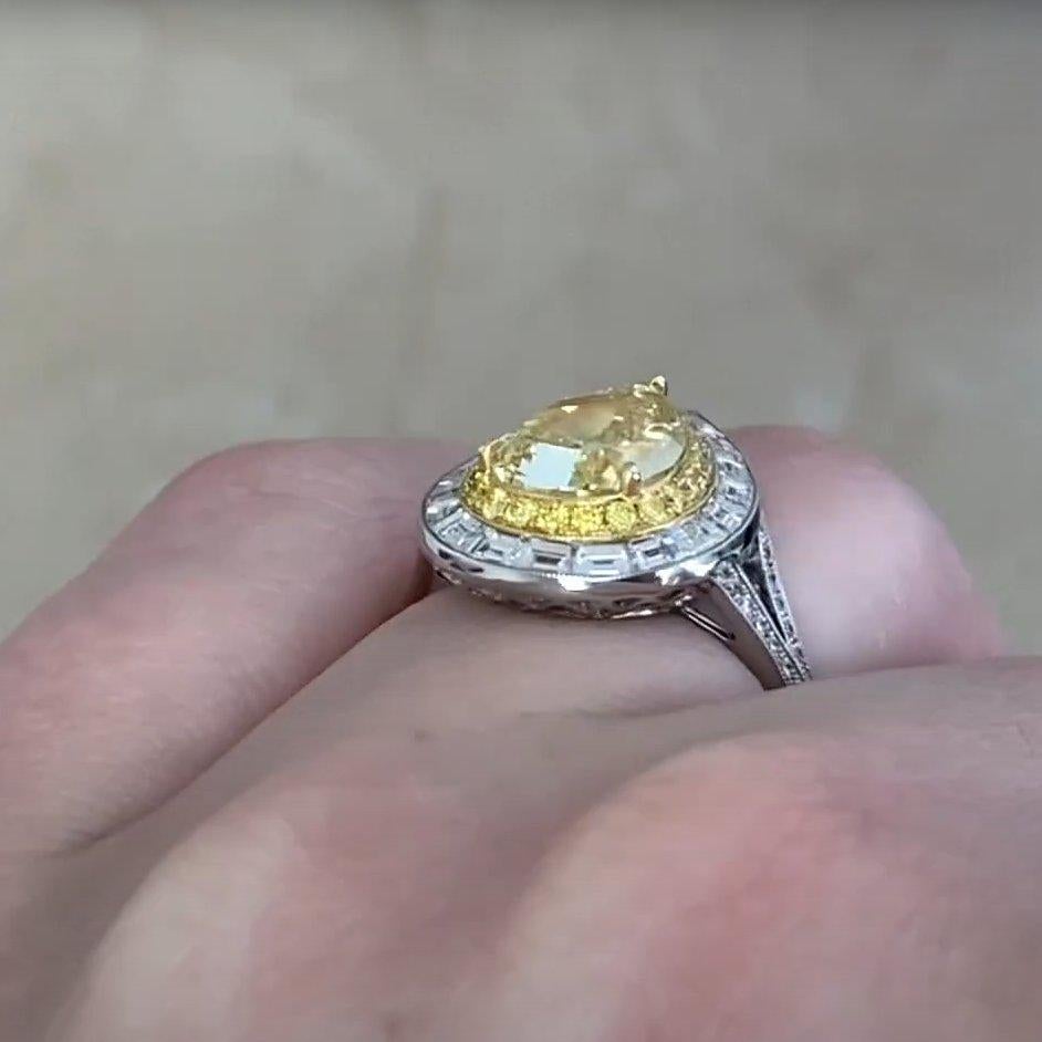 Donna Diamante giallo naturale a forma di pera (GIA circa 2,70 carati) Platino in vendita