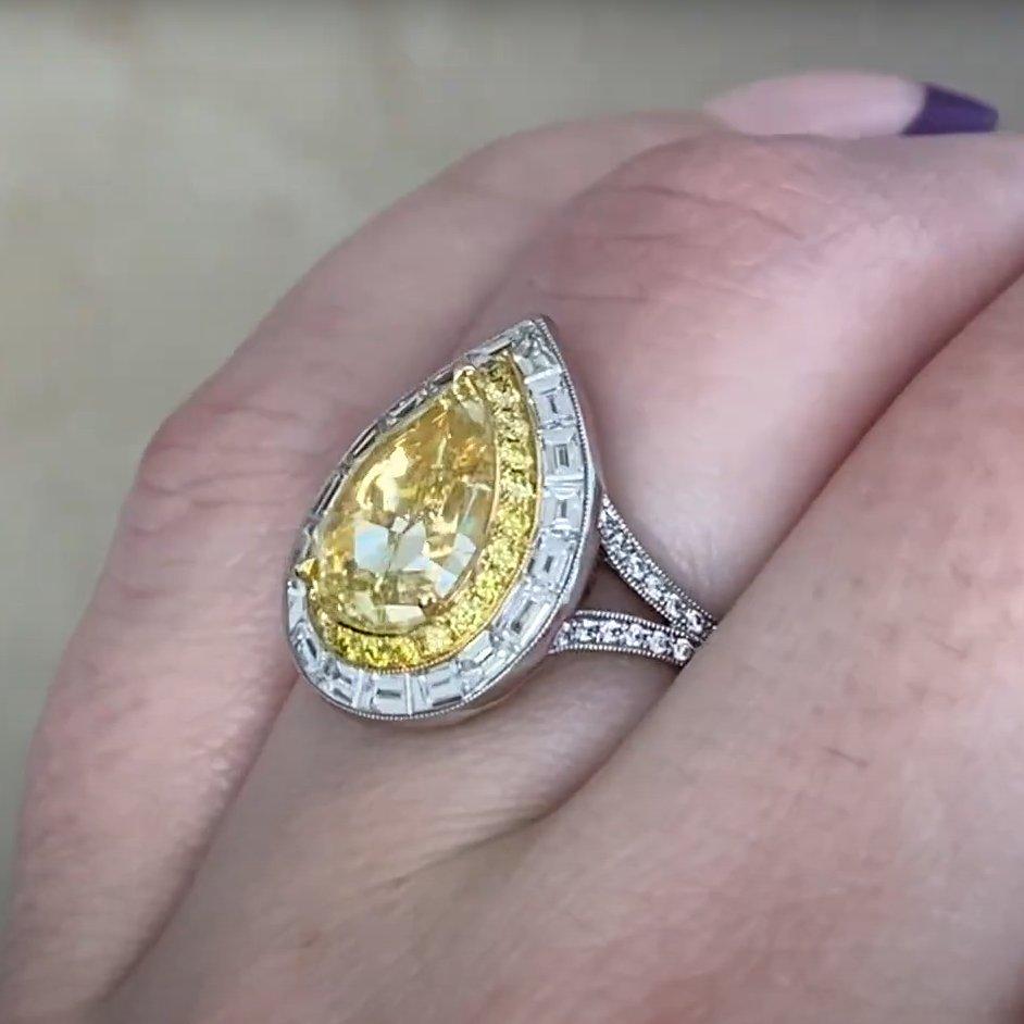 Diamante giallo naturale a forma di pera (GIA circa 2,70 carati) Platino in vendita 1