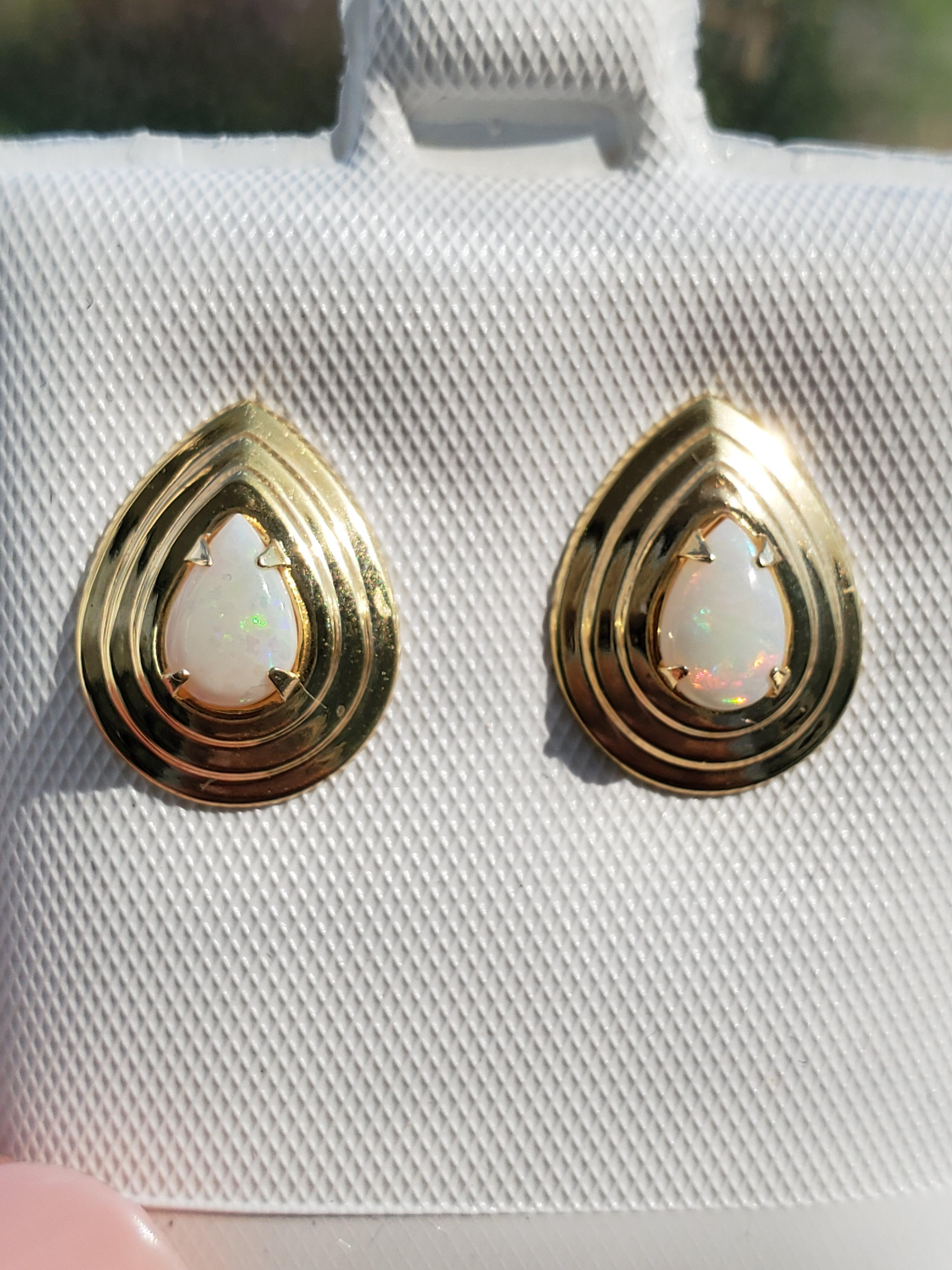 Pear Shaped Opal Earrings 14k Yellow Gold (Tropfenschliff) im Angebot