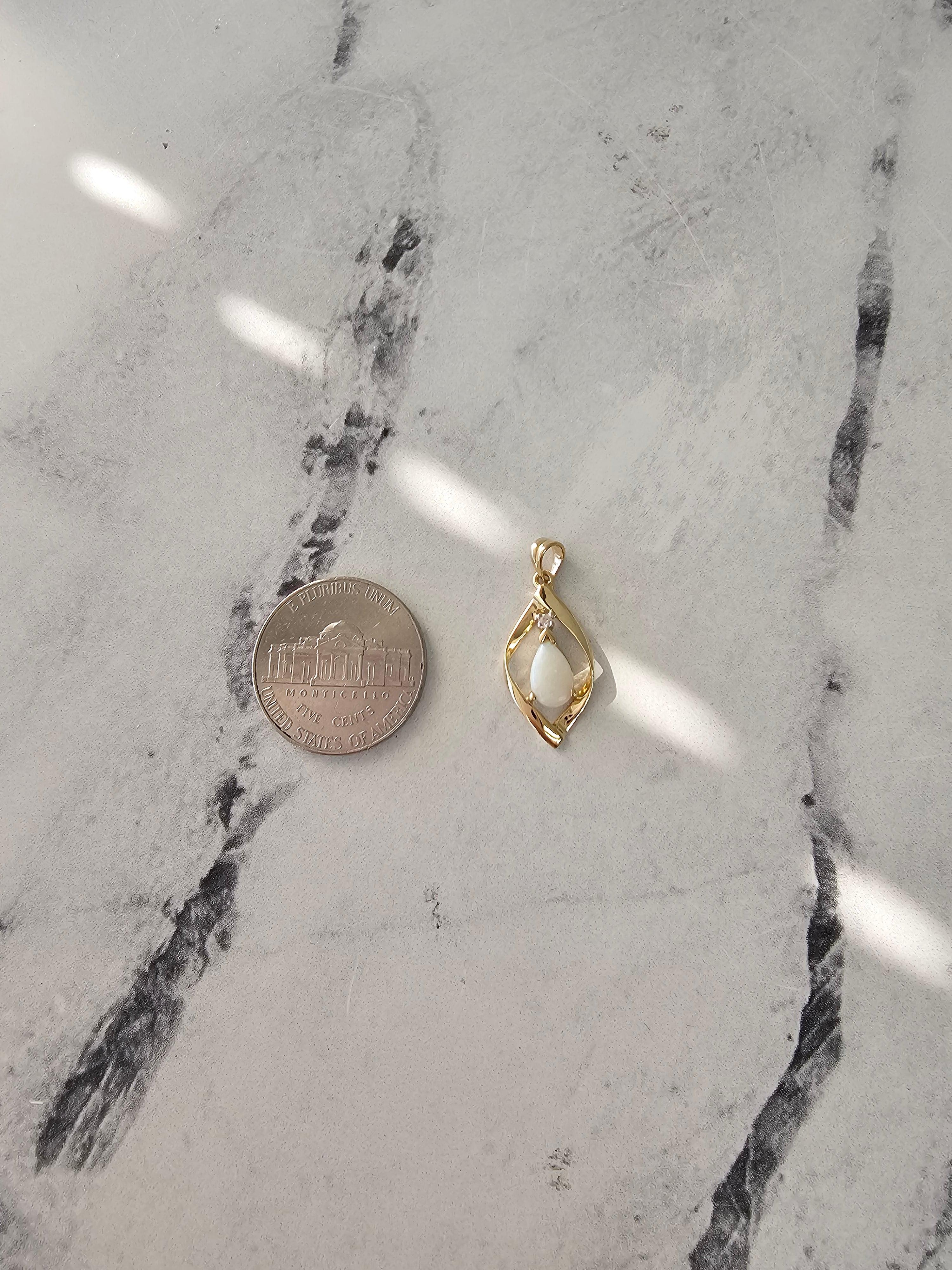 Taille poire Collier d'opales en forme de poire en or jaune 14 carats en vente