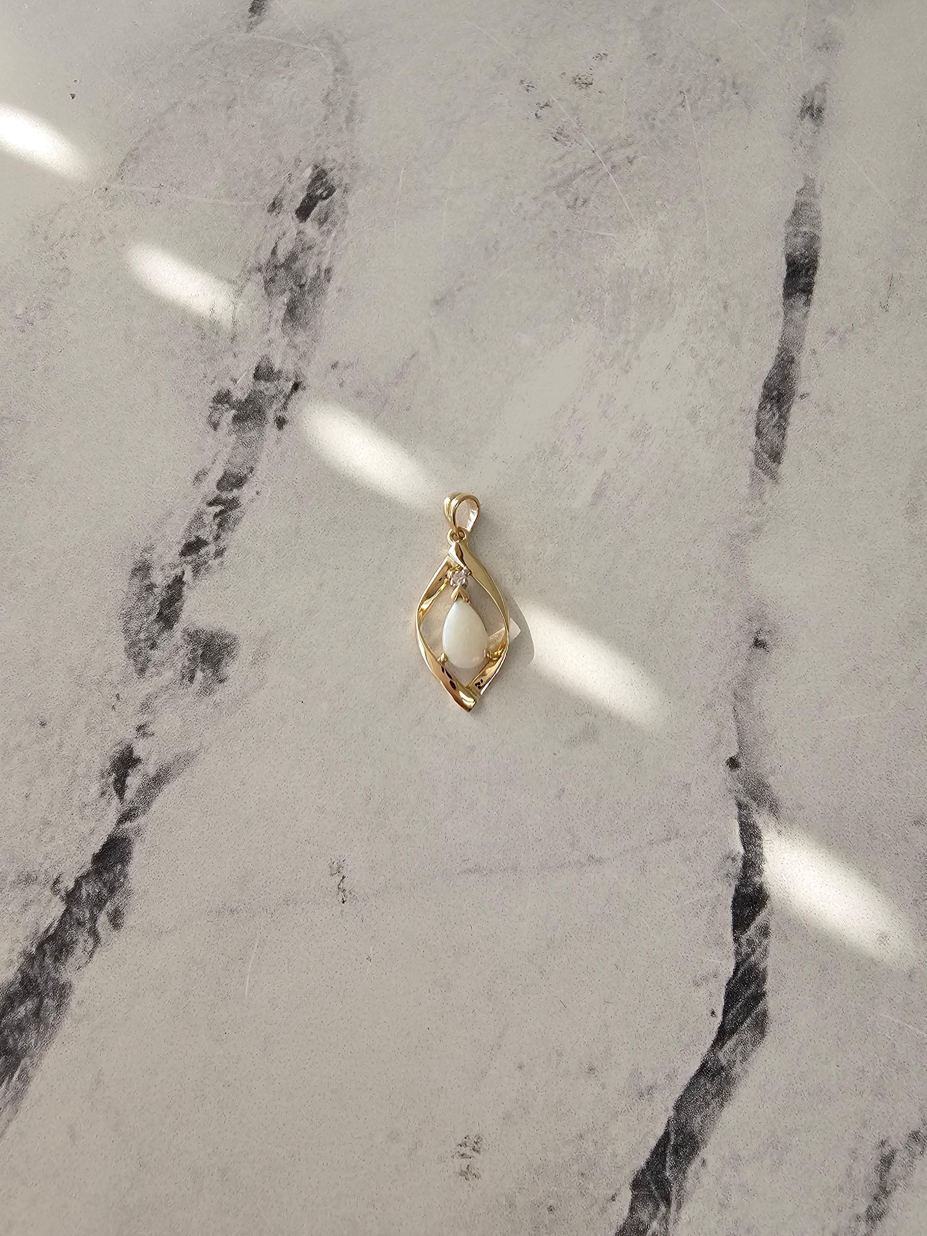Collier d'opales en forme de poire en or jaune 14 carats Neuf - En vente à Sugar Land, TX