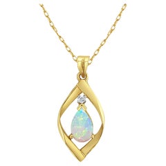 Collar de ópalo en forma de pera de oro amarillo de 14k