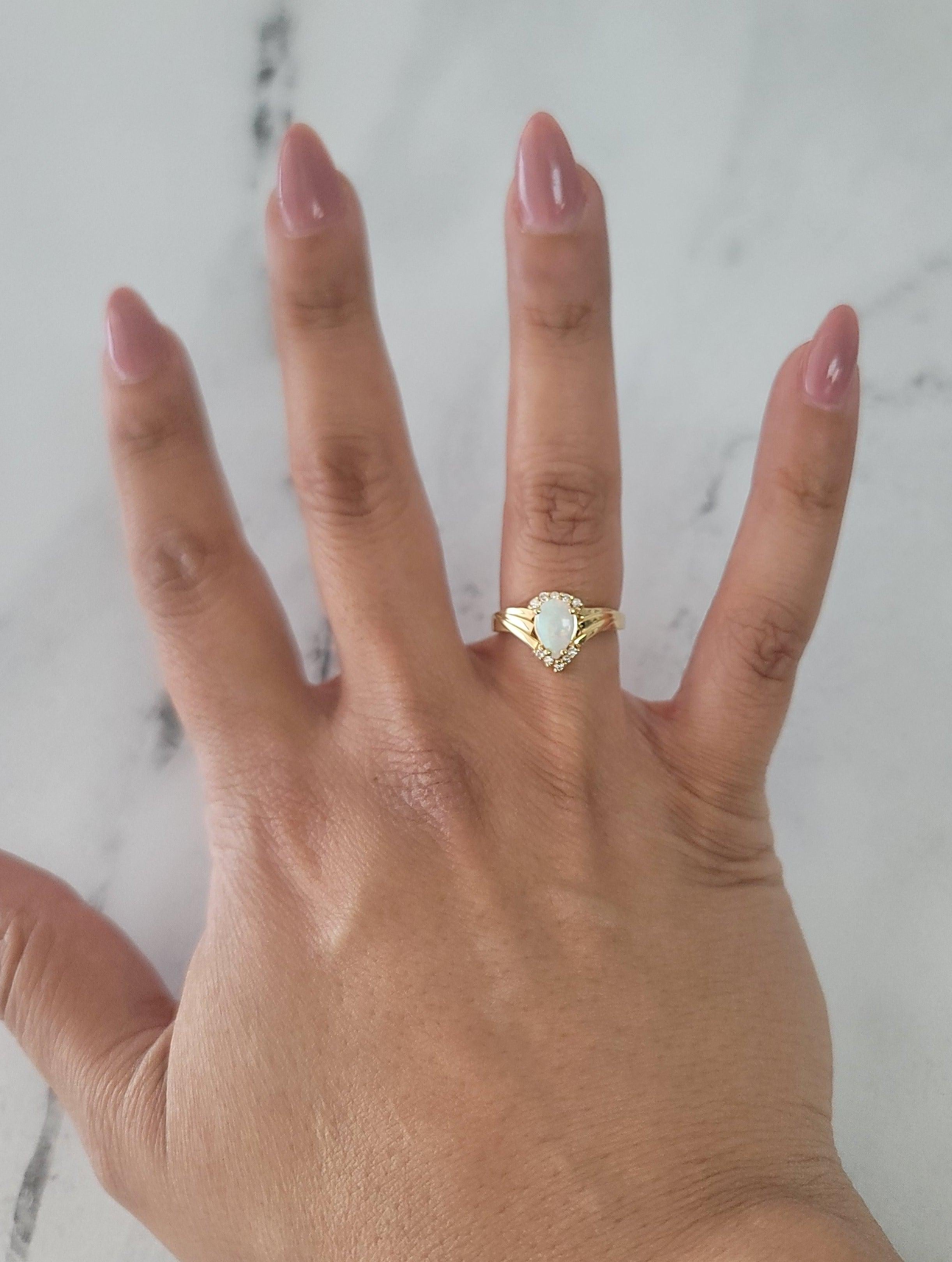♥ Riepilogo del prodotto ♥

A. Stone: Opale australiano e diamanti
Materiale della fascia: Oro giallo 14k
Peso: 4 grammi
Dimensioni: 11 mm 
Peso: 4 grammi