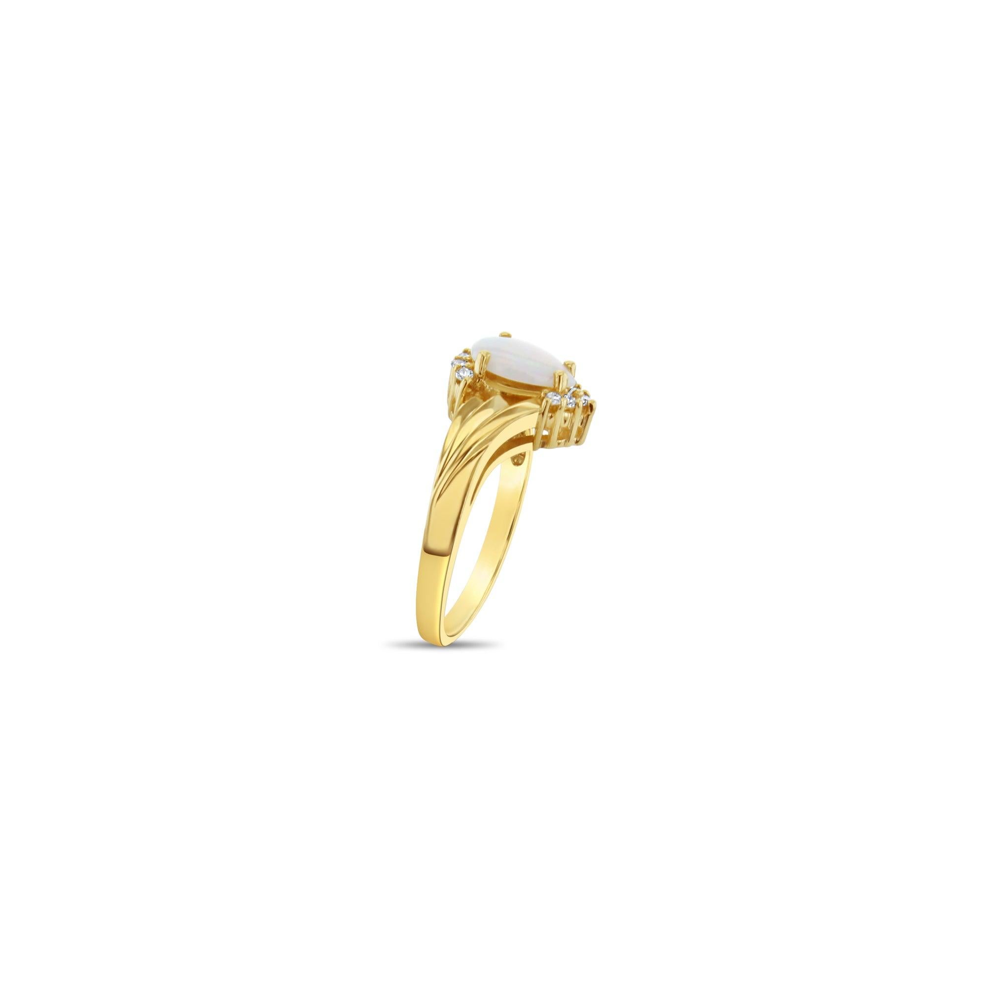 Taglio a goccia Opale a forma di pera con accenti di diamanti in oro giallo 14k in vendita