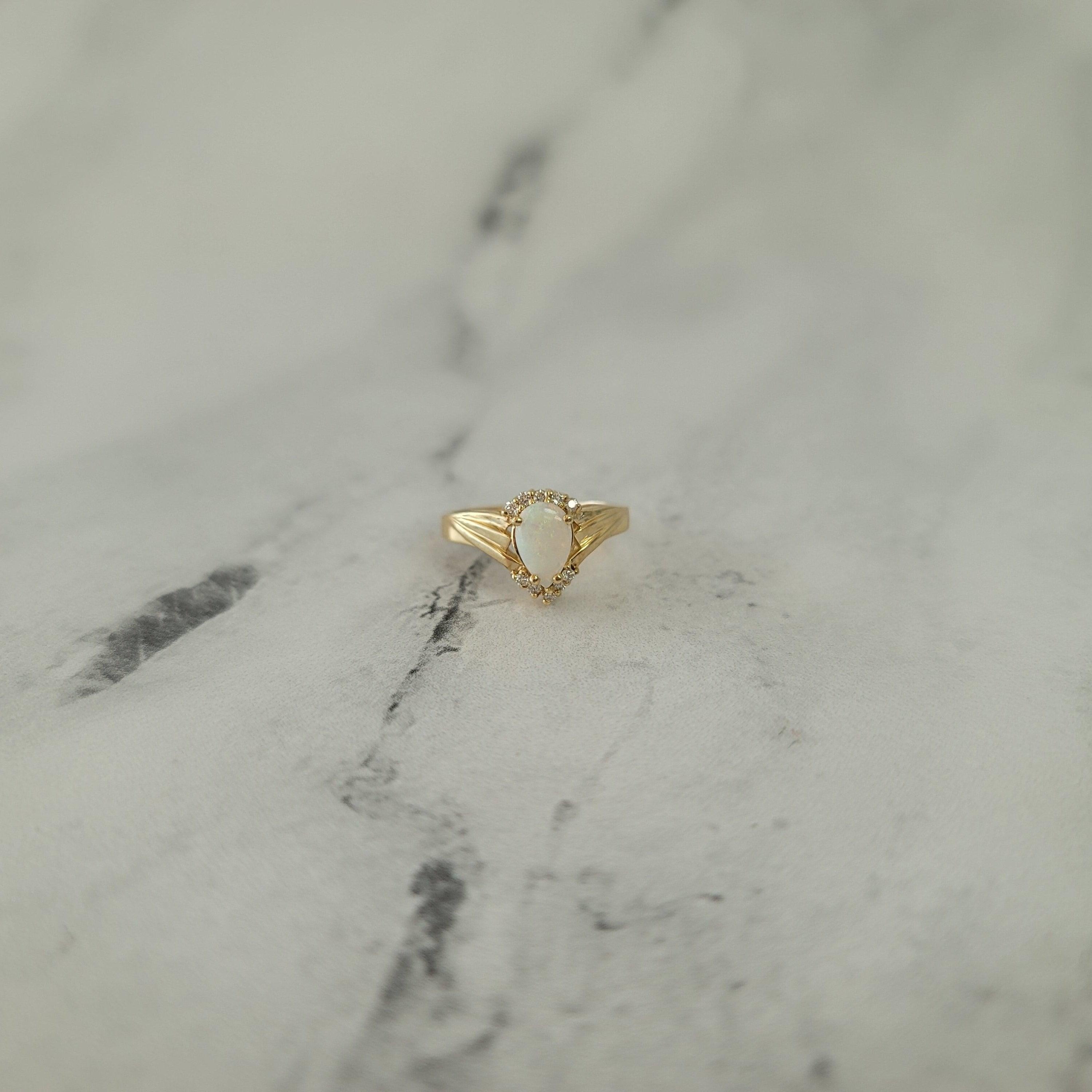 Opale a forma di pera con accenti di diamanti in oro giallo 14k In condizioni Nuovo in vendita a Sugar Land, TX