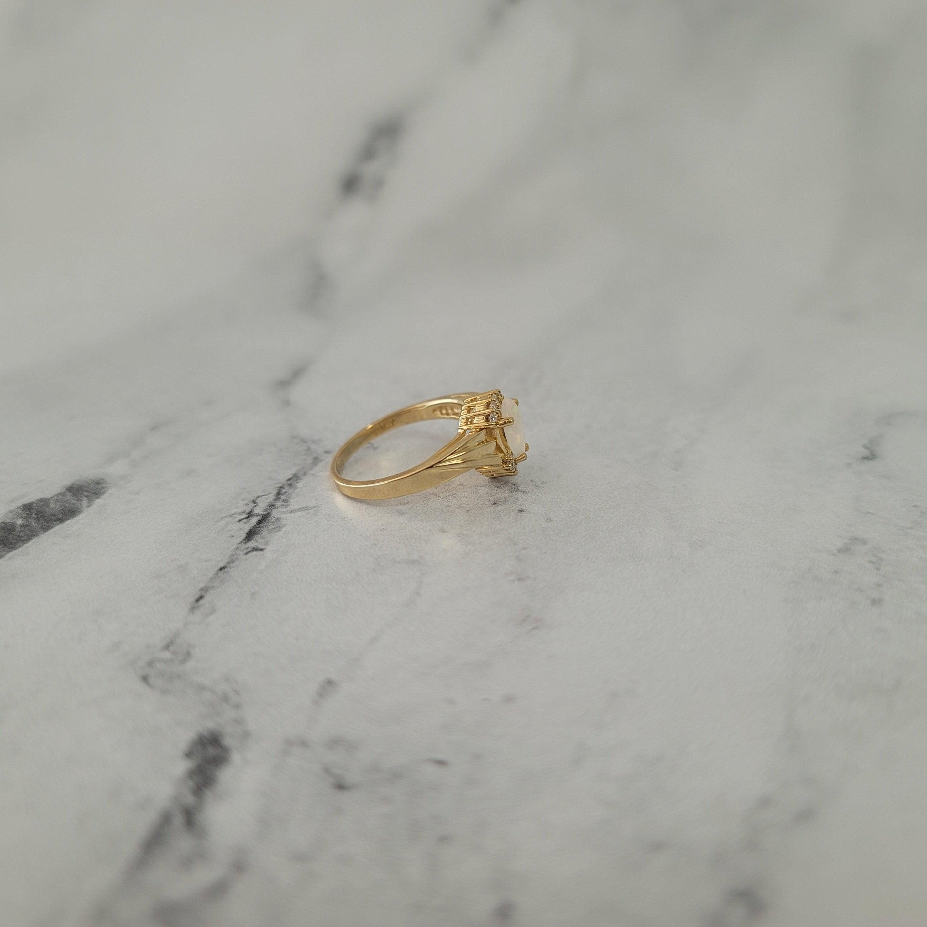 Donna Opale a forma di pera con accenti di diamanti in oro giallo 14k in vendita