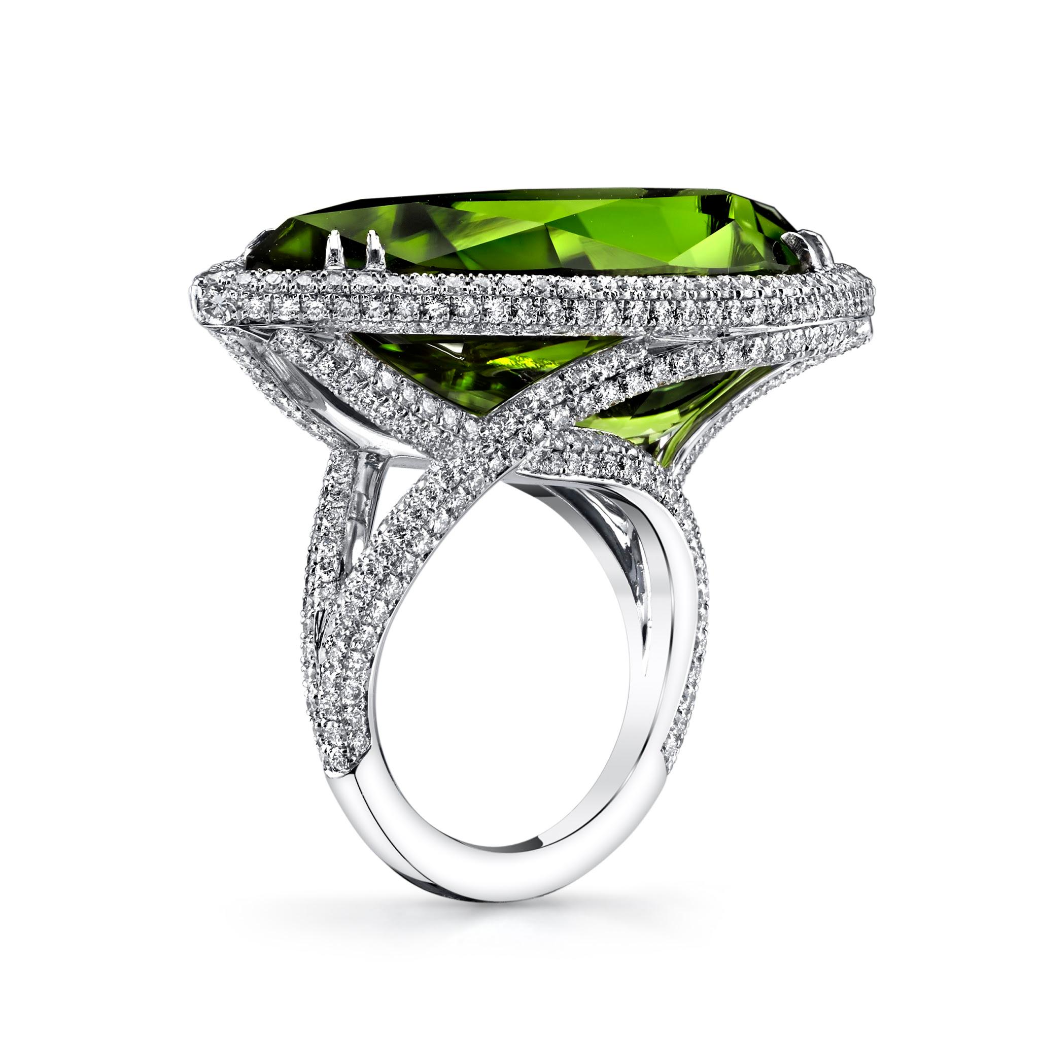 44,30 Karat birnenförmiger Pakistanischer Peridot-Ring 18KW, akzentuiert mit 4,00 Karat Diamanten (Tropfenschliff) im Angebot