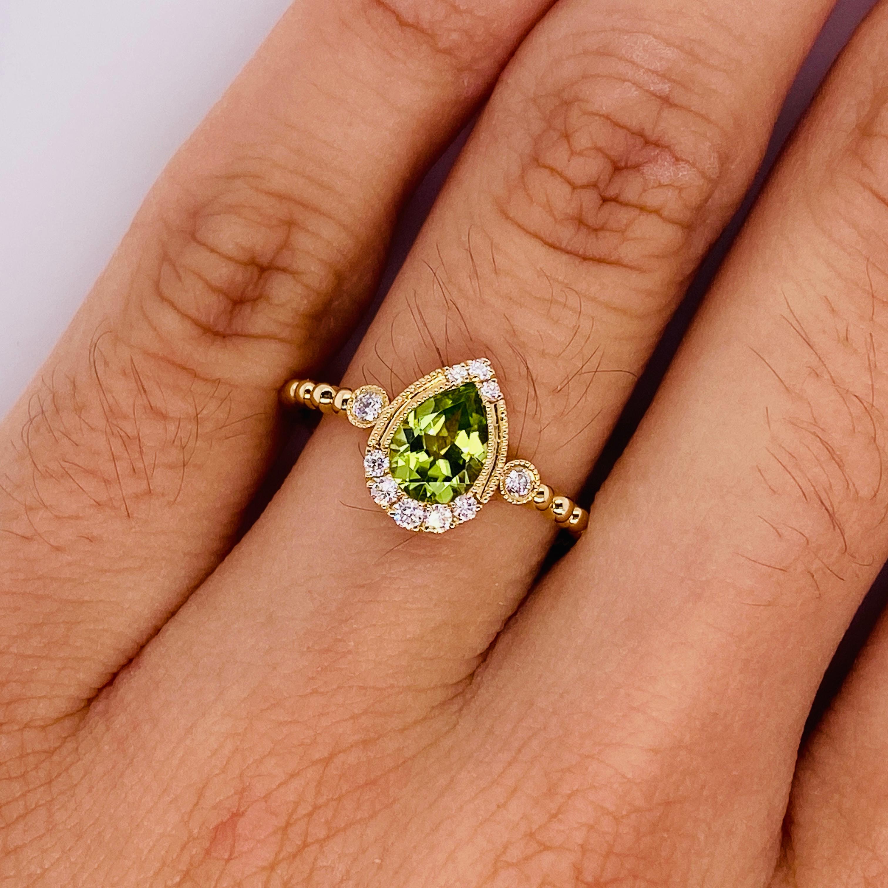 Taille poire Bague en or jaune 14 carats avec lunette en péridot en forme de poire et diamants en vente