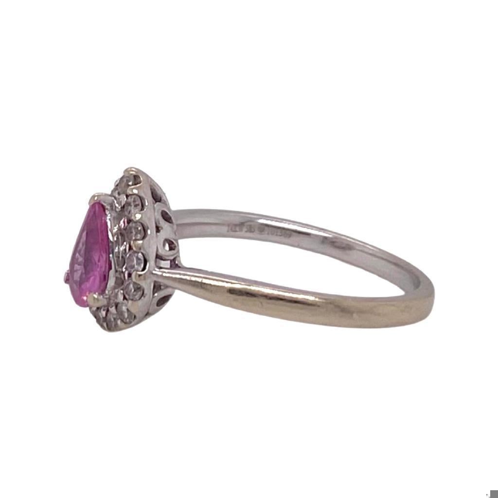 Quale modo migliore di celebrare l'occasione speciale se non con questo delizioso anello con diamante a forma di pera? Lo zaffiro rosa, l'oro bianco e i diamanti si fondono perfettamente in un anello giocoso e stravagante. È un pezzo accattivante