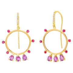 Cercle en or jaune en forme de poire, saphir rose, diamant et bergère