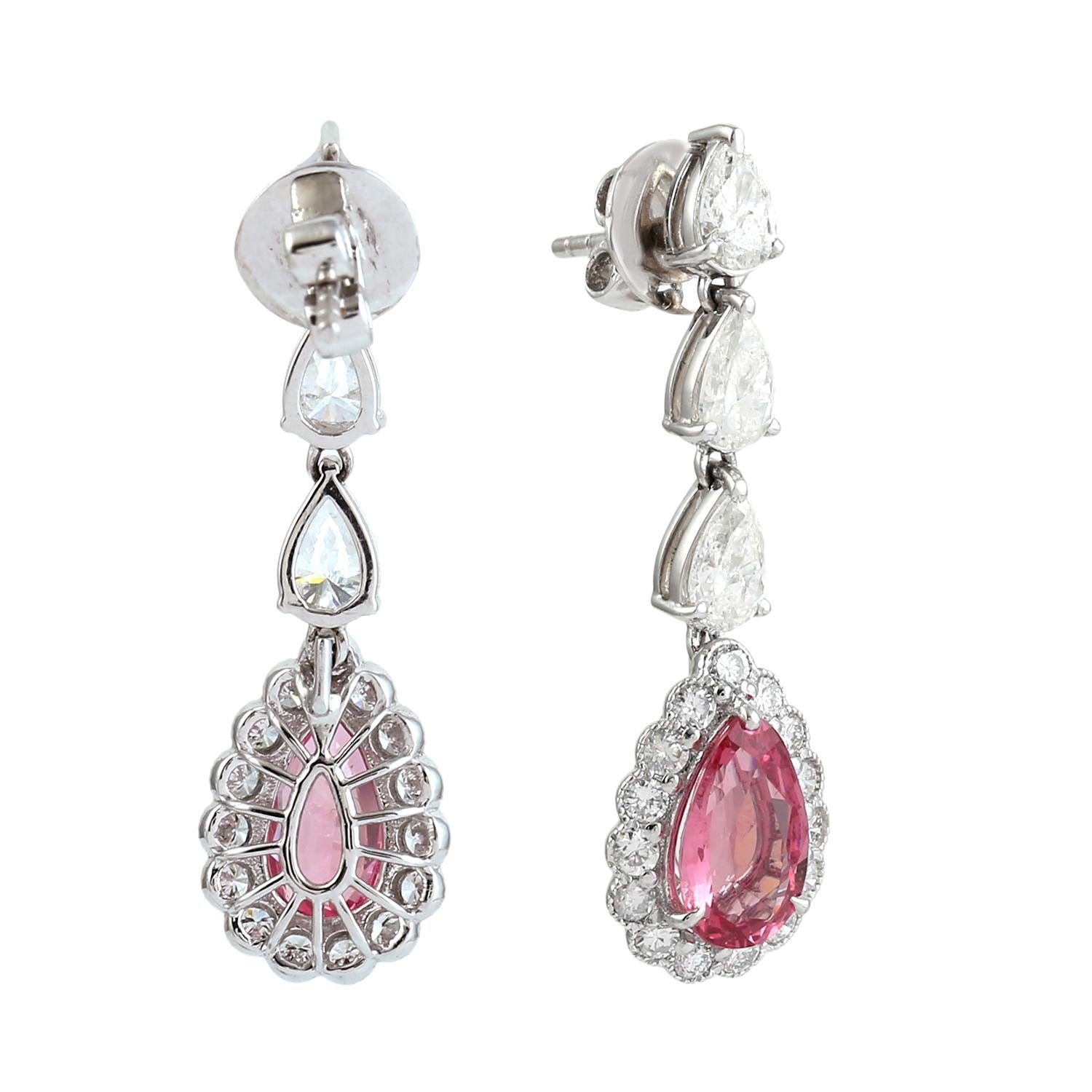 Artisan Boucles d'oreilles pendantes en or blanc 18 carats avec spinelles roses en forme de poire et diamants en vente