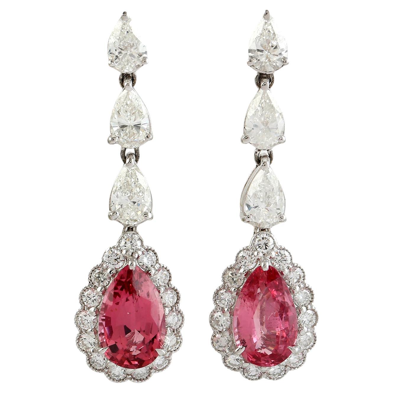 Boucles d'oreilles pendantes en or blanc 18 carats avec spinelles roses en forme de poire et diamants