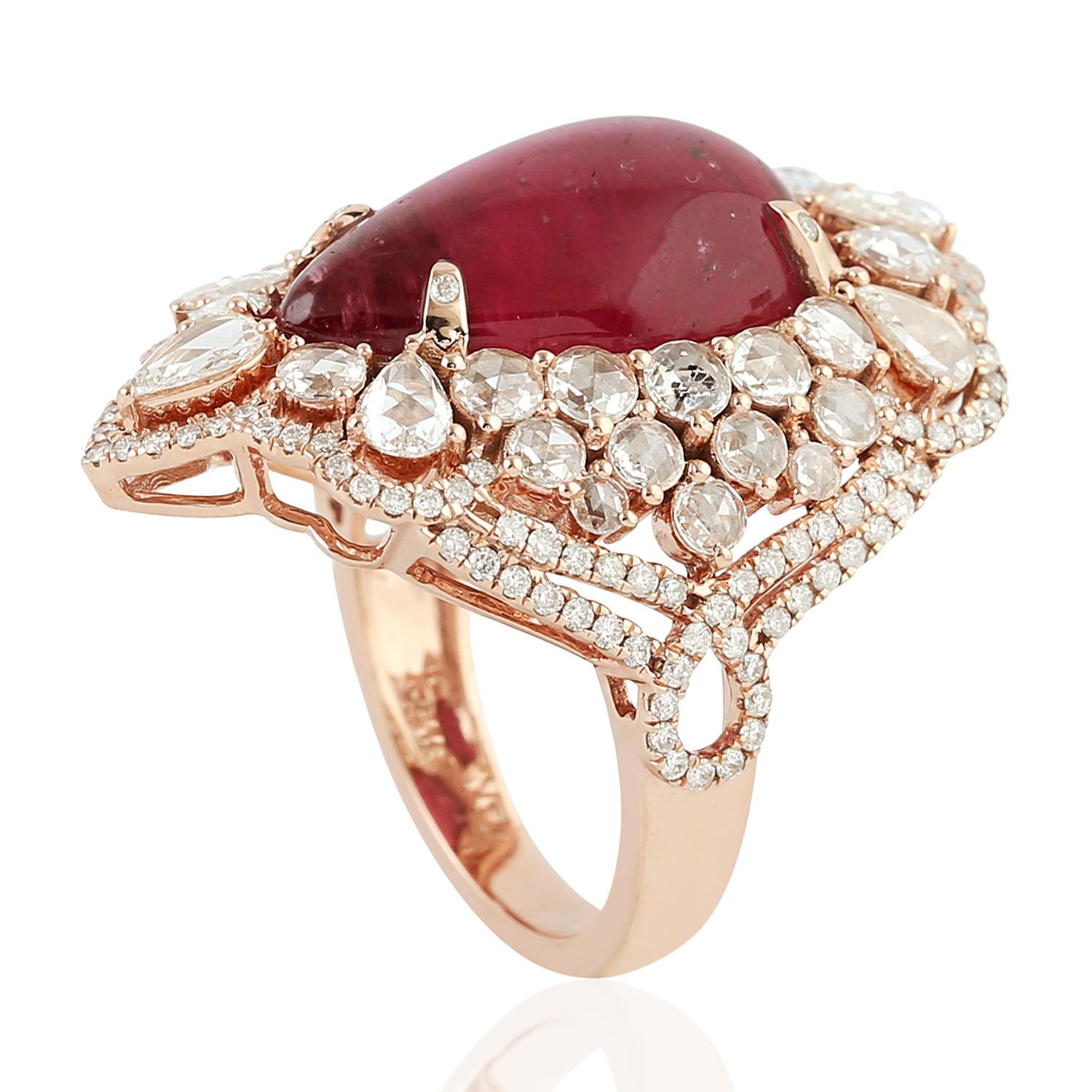 Taille mixte Bague cocktail en or 18 carats avec tourmaline rose en forme de poire et diamants multiformes en vente