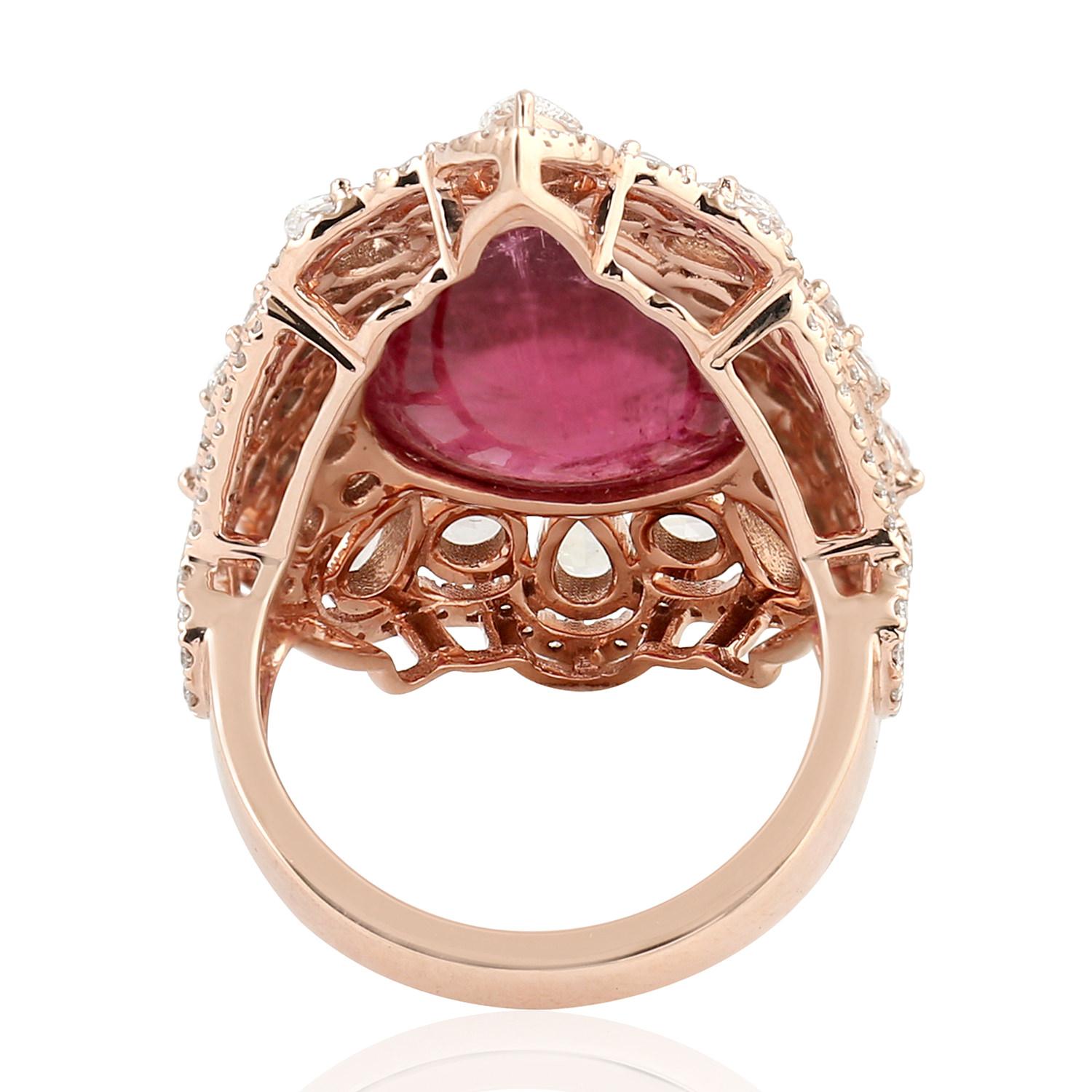 Bague cocktail en or 18 carats avec tourmaline rose en forme de poire et diamants multiformes Neuf - En vente à New York, NY