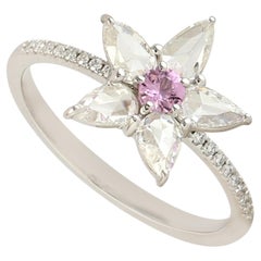 Anillo Floral de Oro Blanco de 18k con Diamantes talla Rosa y Zafiro Rosa en Forma de Pera