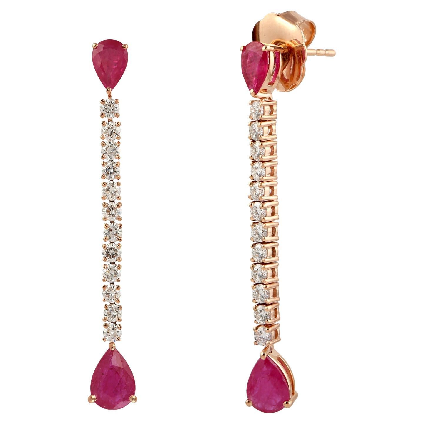 Ohrringe in Birnenform mit Rubinkette und Diamanten aus 18 Karat Gold im Angebot