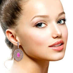 Boucles d'oreilles Sunburst en or et argent 18 carats avec rubis de forme ovale et diamants pavés