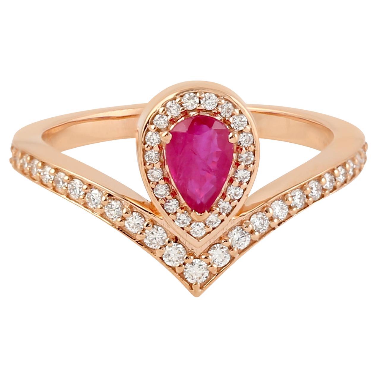 Bague en or rose 18 carats avec rubis en forme de poire accentuée de diamants