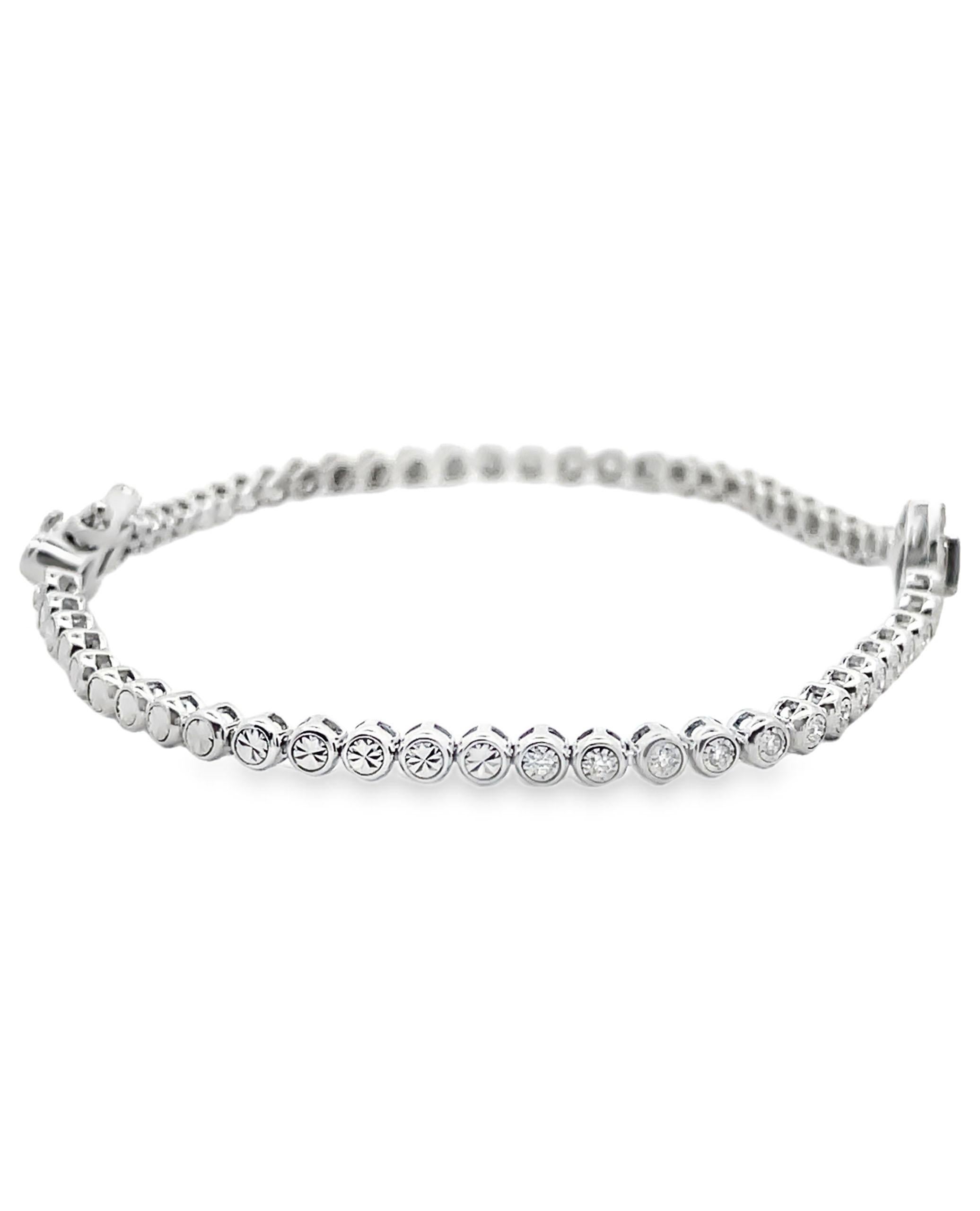Tennisarmband aus 18 Karat Weißgold mit geschliffenen und eingefassten Diamanten mit einem Gesamtgewicht von 0,27 Karat. In der Mitte befindet sich ein birnenförmiger, haloförmiger Saphir mit einem Gewicht von 0,22 Karat. 
