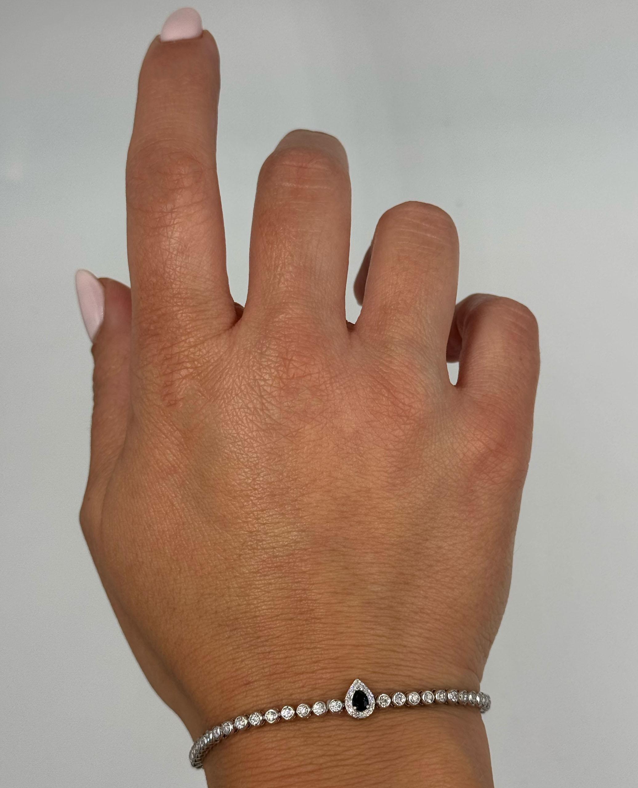 Tennisarmband mit birnenförmigem Saphir und Diamanten in Lünettenfassung aus 18 Karat Weißgold Damen im Angebot