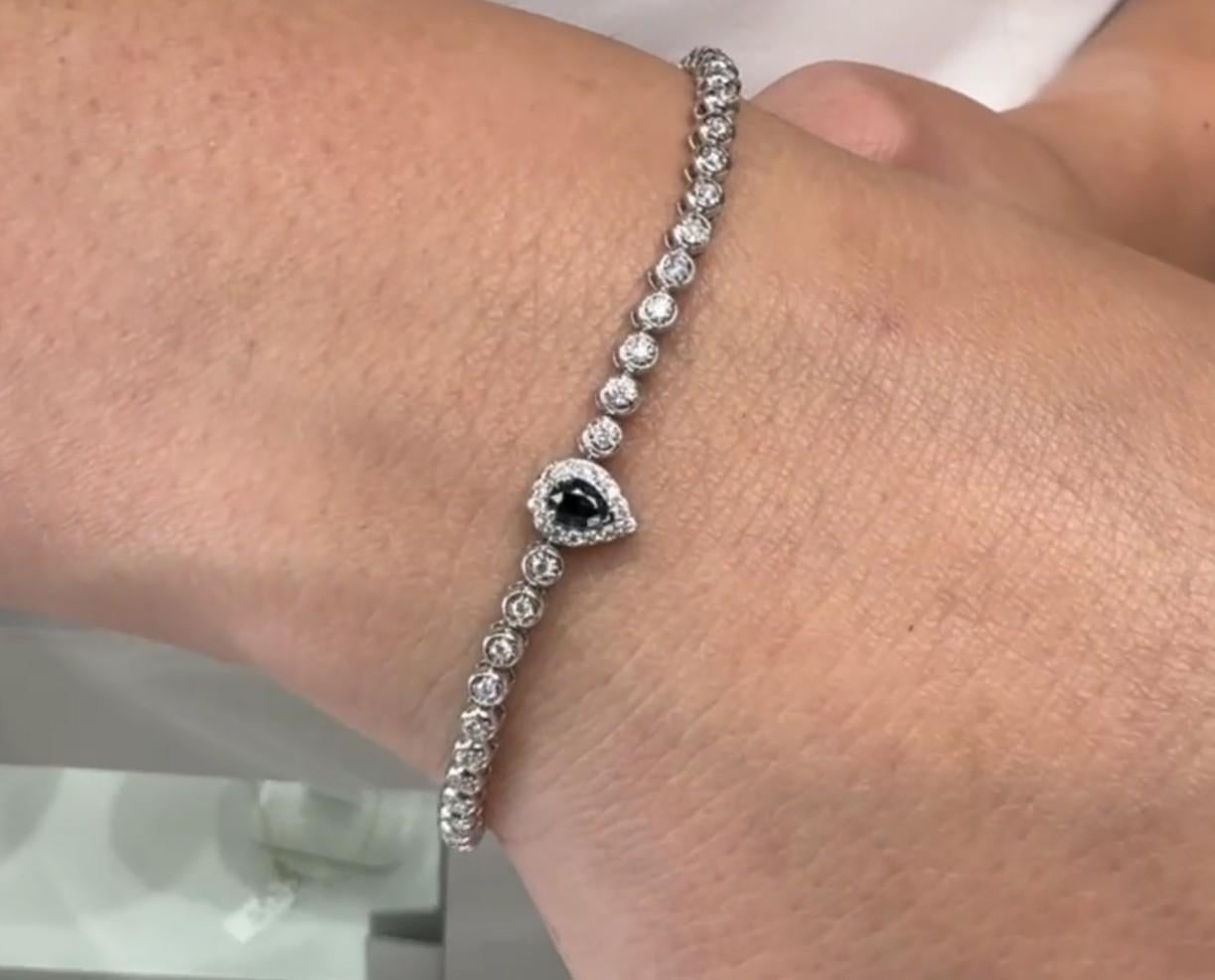 Pulsera de tenis de zafiro en forma de pera y diamantes engastados en bisel en oro blanco de 18 quilates en venta 2